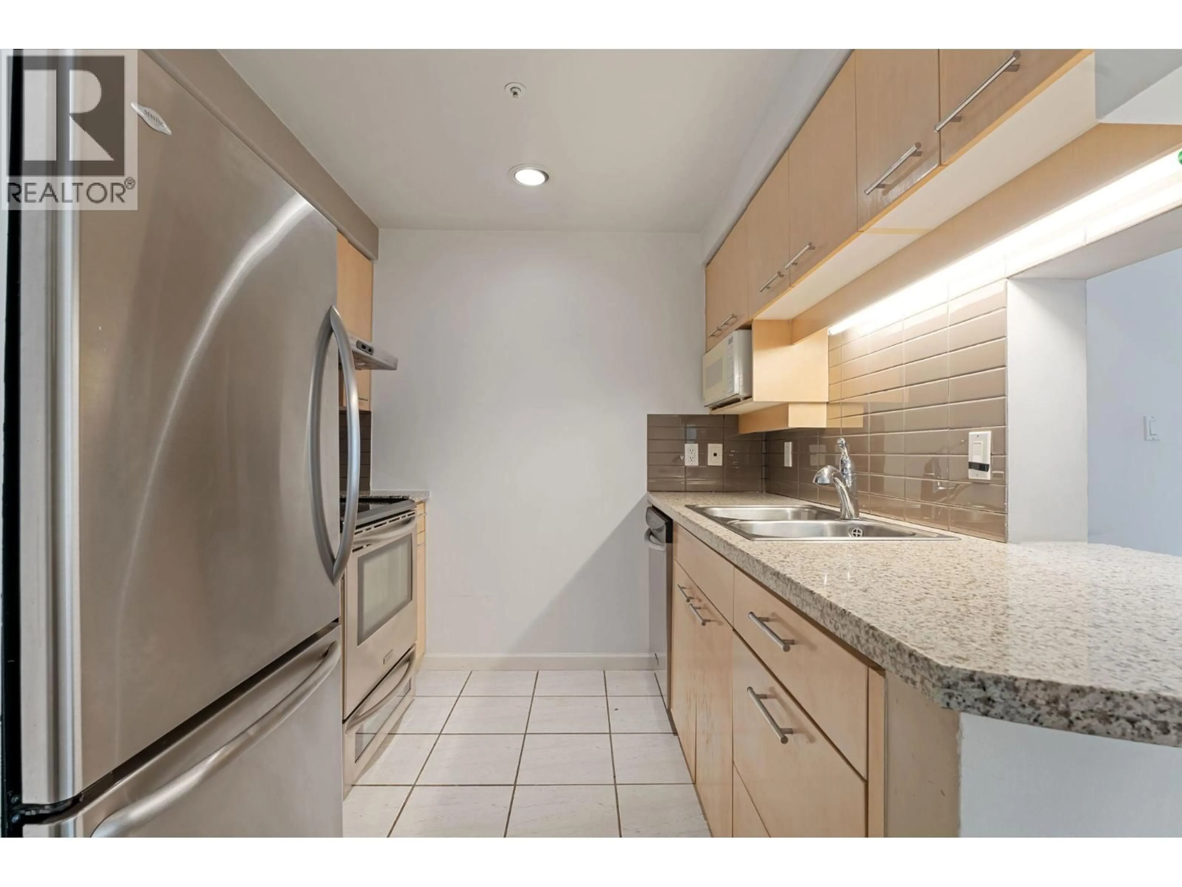 Standard kitchen, unknown for 8A - 199 DRAKE STREET, Vancouver British Columbia V6Z2T9