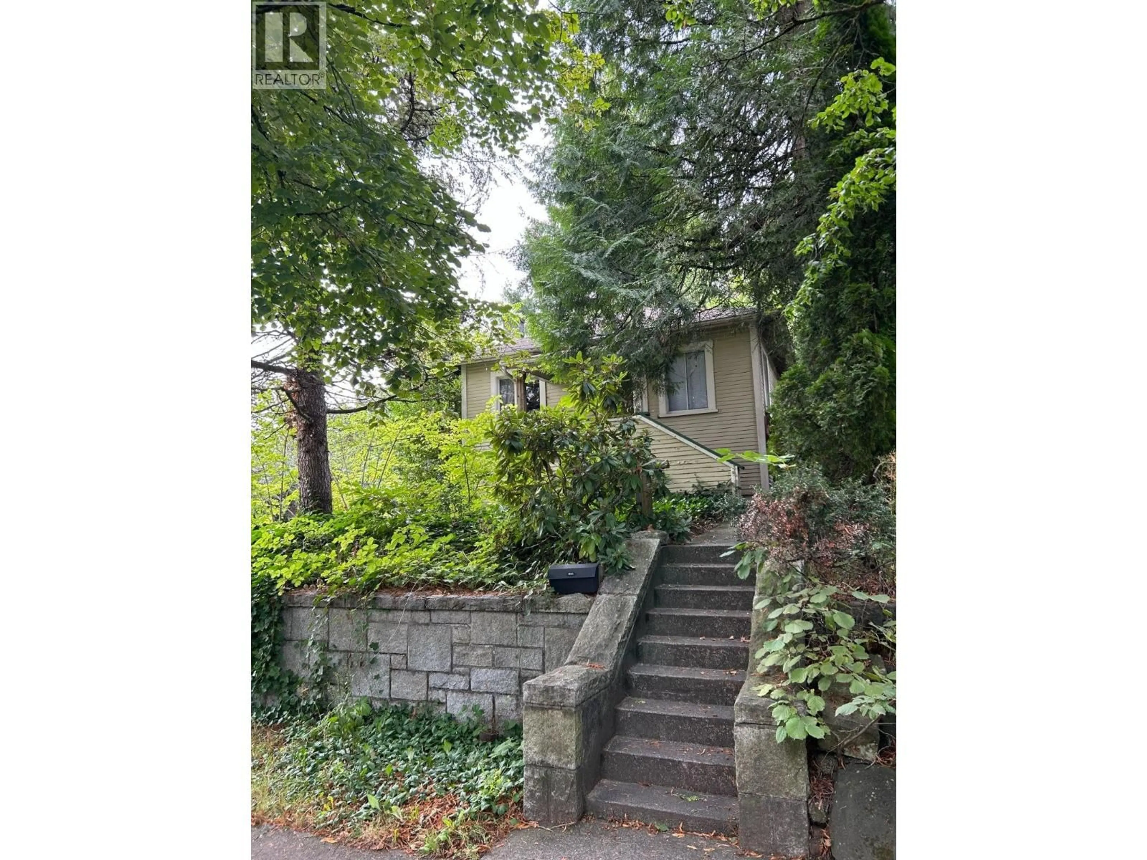 Stairs for 1194 18TH AVENUE, Vancouver British Columbia V5V1H2