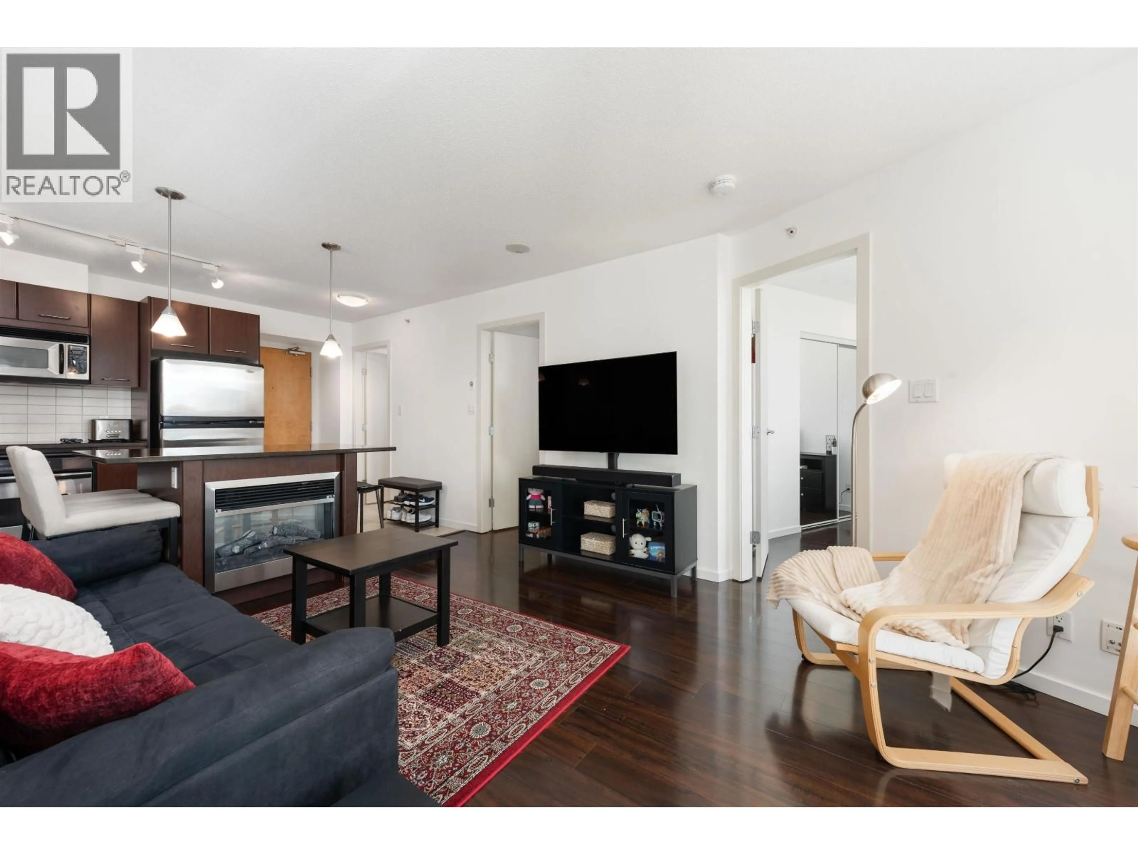Living room with furniture, wood/laminate floor for 1005 - 1199 SEYMOUR STREET, Vancouver British Columbia V6B1K3