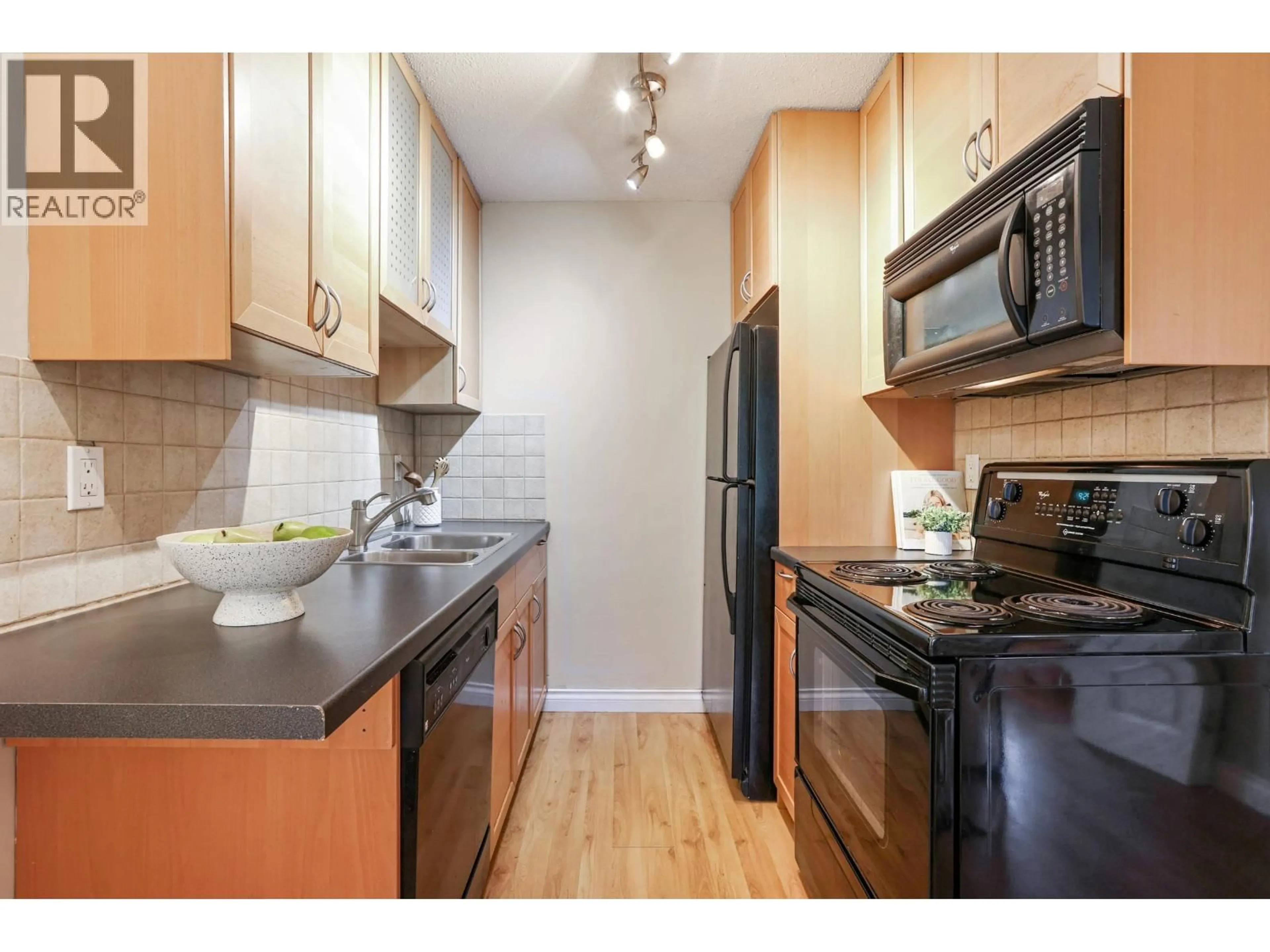 Standard kitchen, wood/laminate floor for 106 - 2125 2ND AVENUE, Vancouver British Columbia V6K1H7