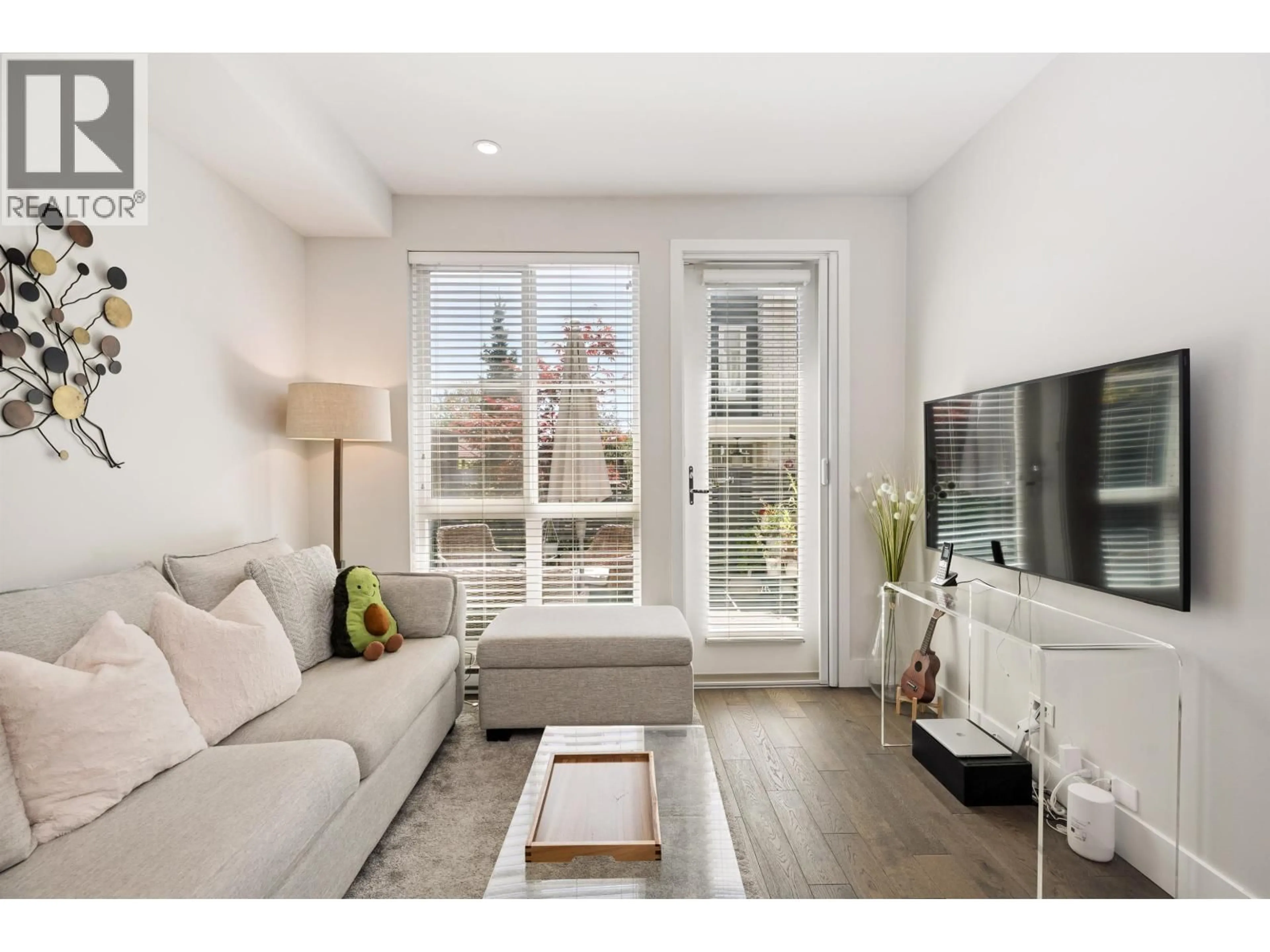 Living room with furniture, wood/laminate floor for 234 62ND AVENUE, Vancouver British Columbia V5X0G7