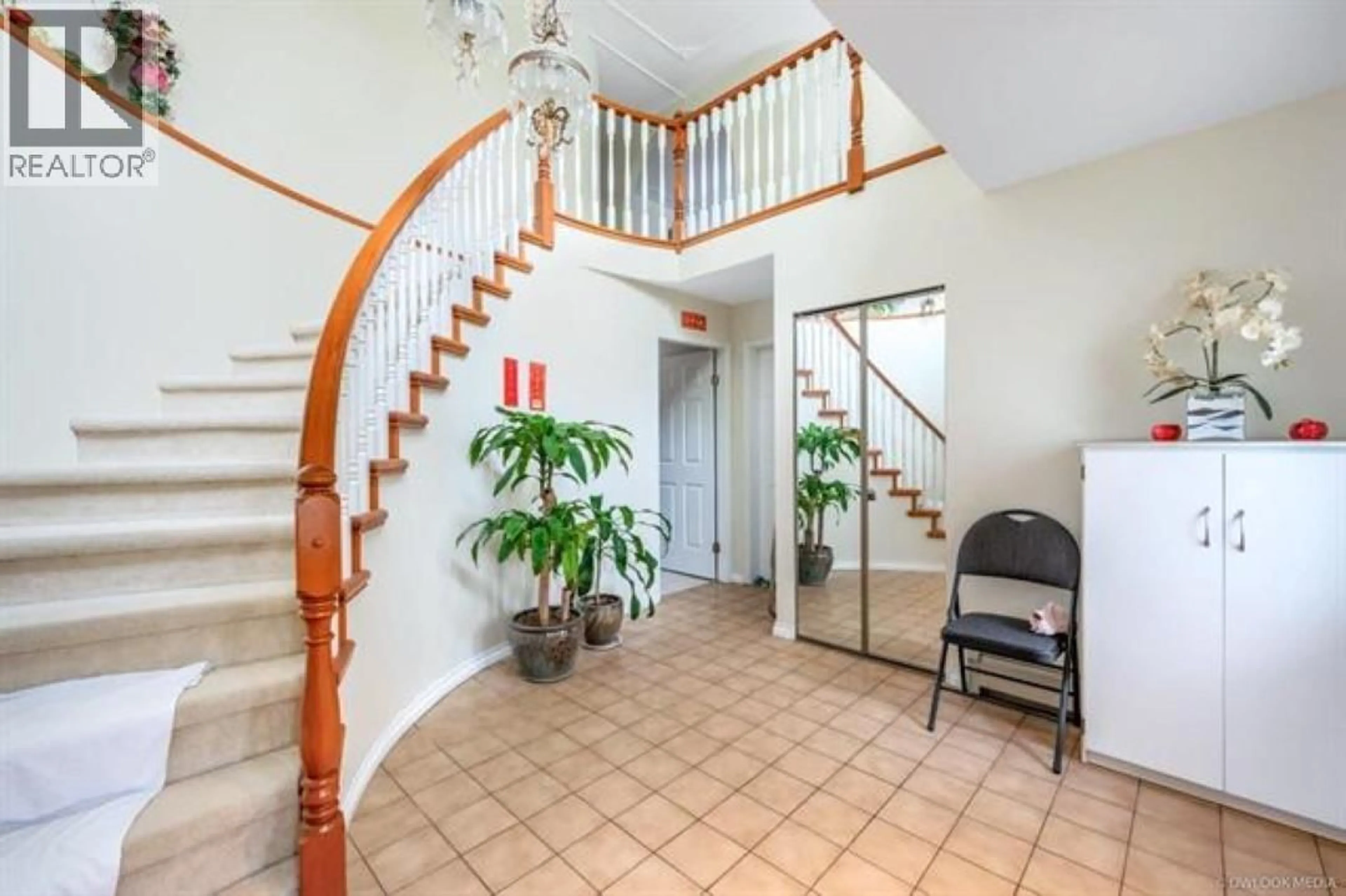 Indoor foyer for 2468 UPLAND DRIVE, Vancouver British Columbia V5S2B5