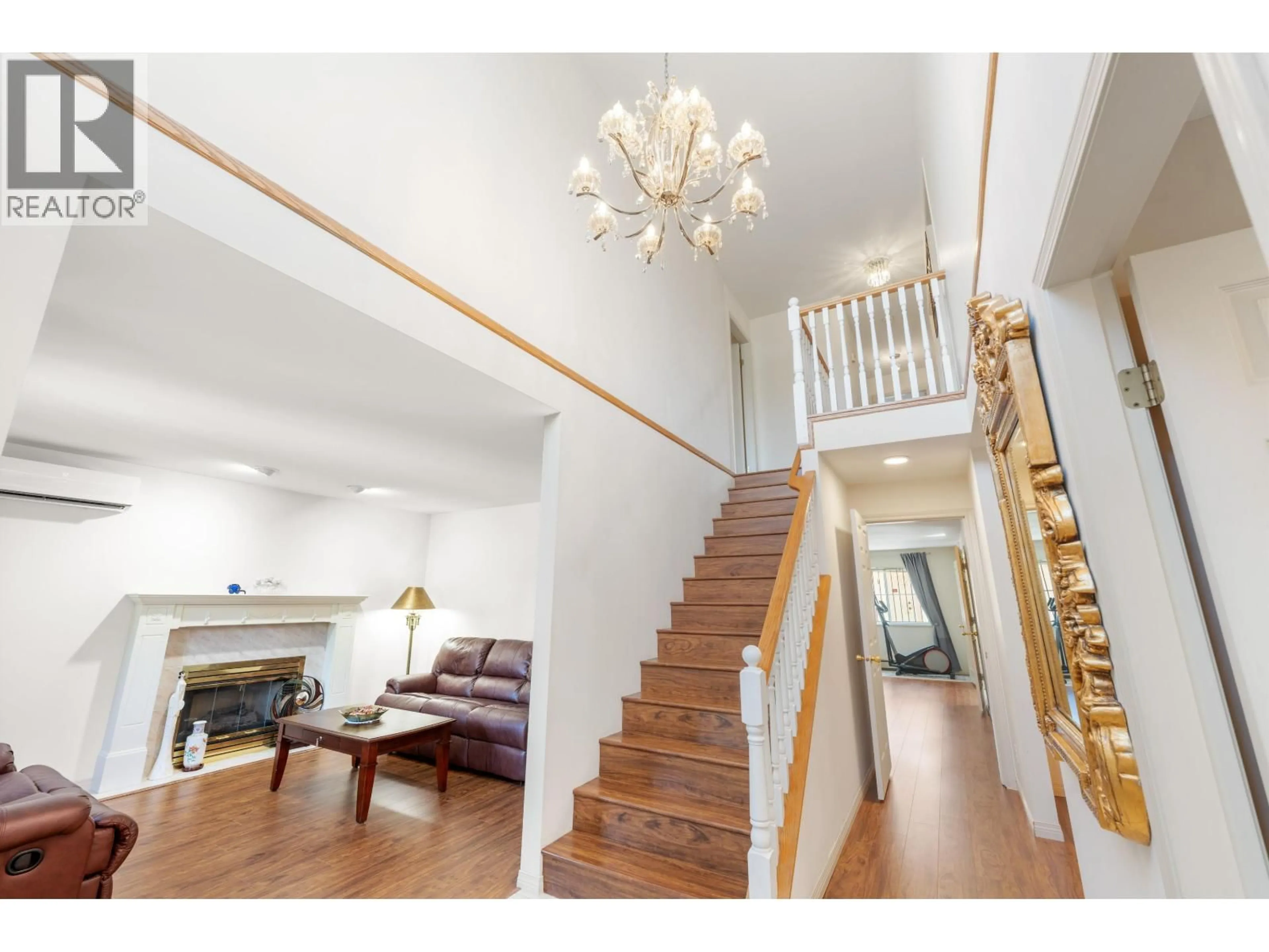 Indoor foyer for 8948 YARROW PLACE, Burnaby British Columbia V3N4W1