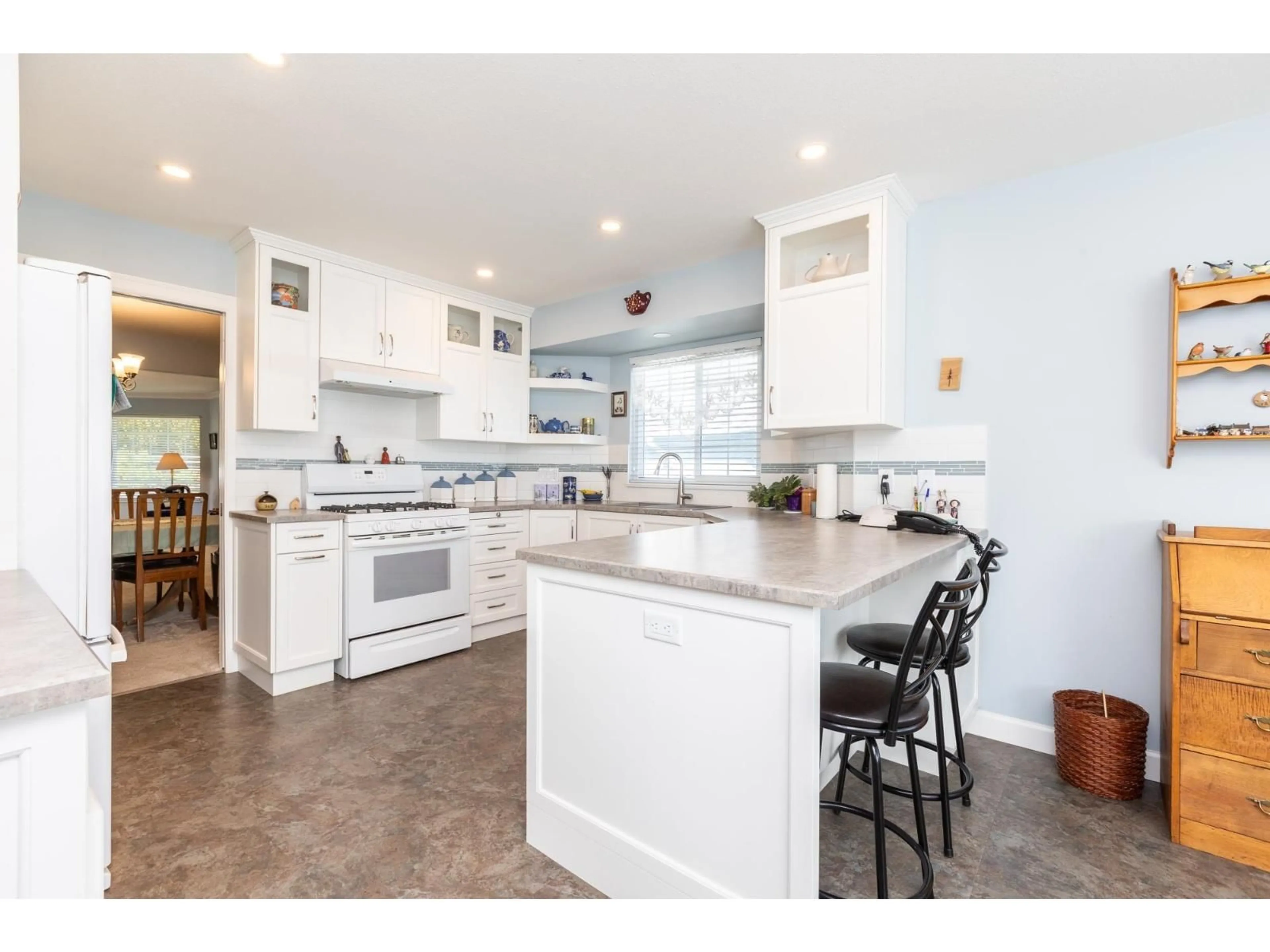 Open concept kitchen, ceramic/tile floor for 10 - 1450 MCCALLUM, Abbotsford British Columbia V2S8A5