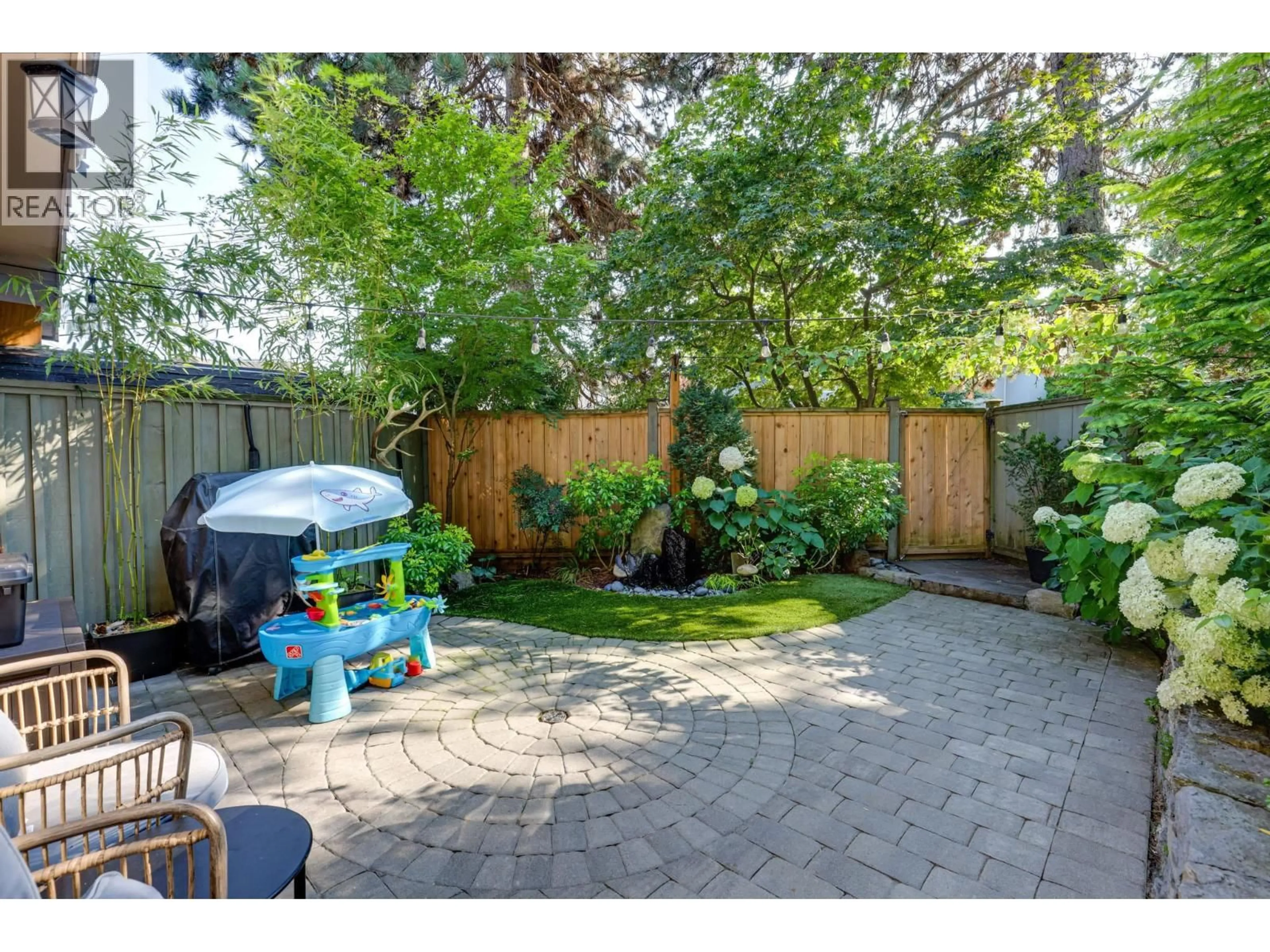 Patio, street for 3 - 900 17TH STREET, North Vancouver British Columbia V7P3K5