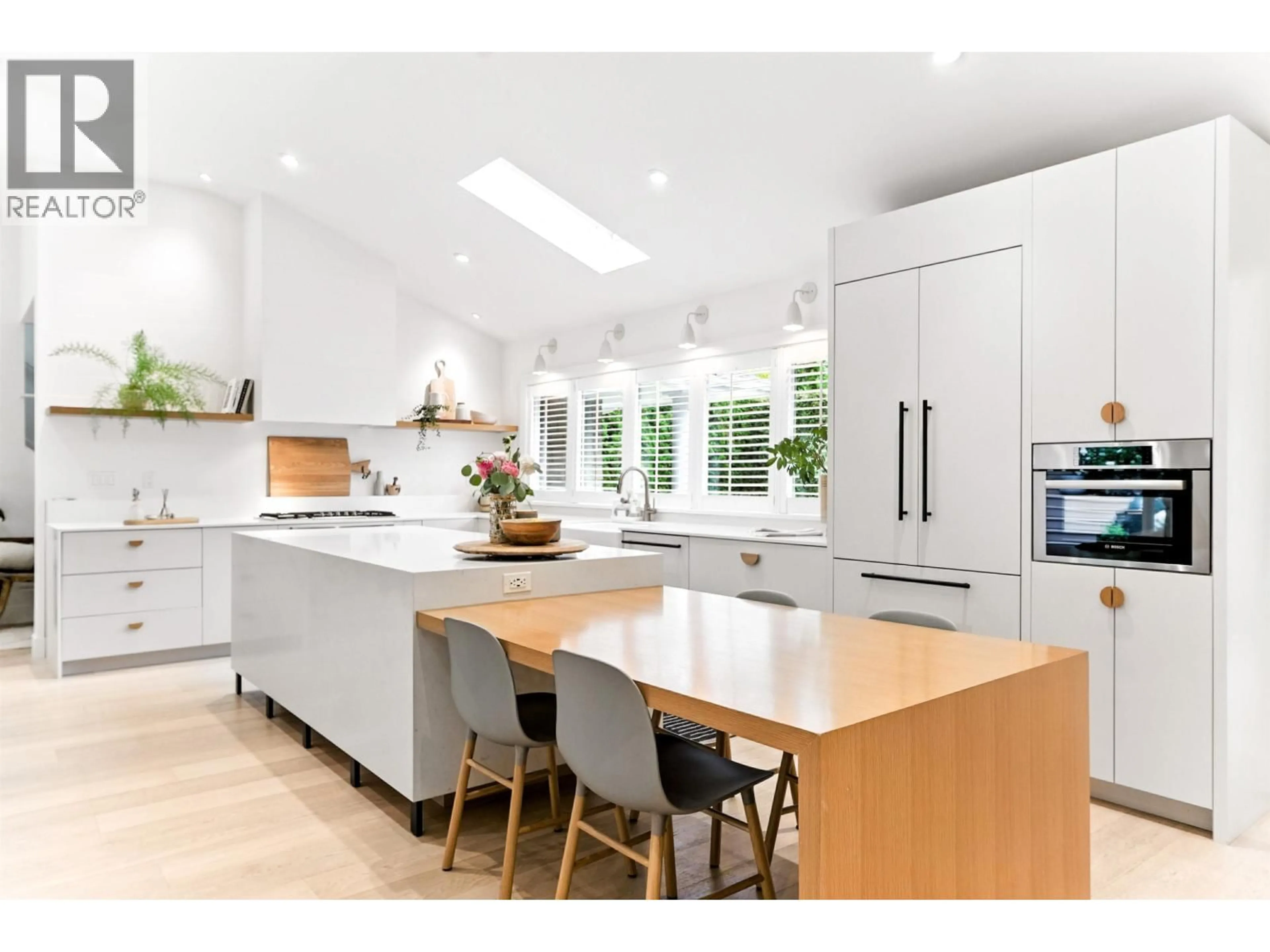 Contemporary kitchen, unknown for 5621 EAGLE HARBOUR ROAD, West Vancouver British Columbia V7W1P4
