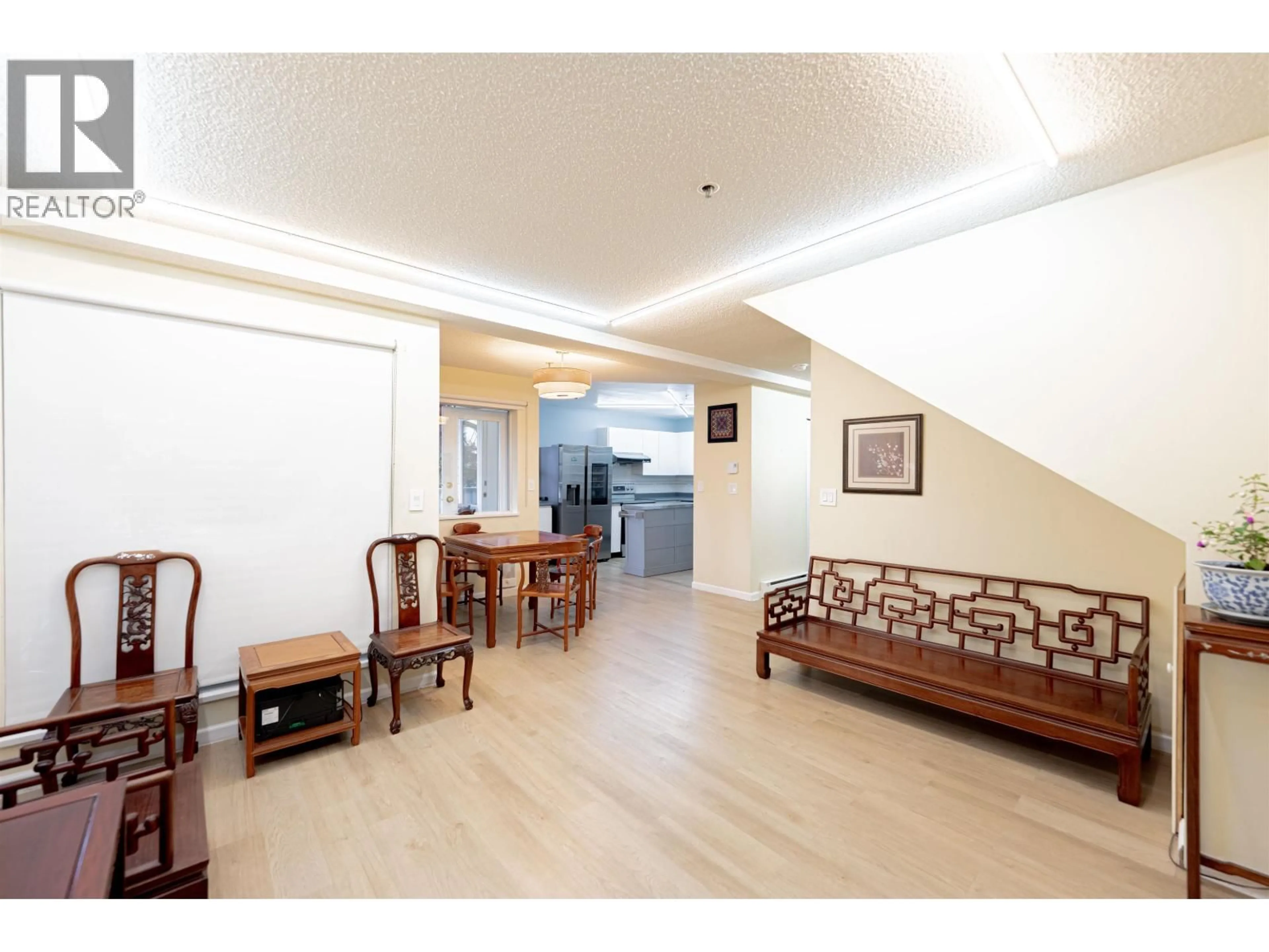Indoor foyer for 21 - 7345 SANDBORNE AVENUE, Burnaby British Columbia V3N4W6