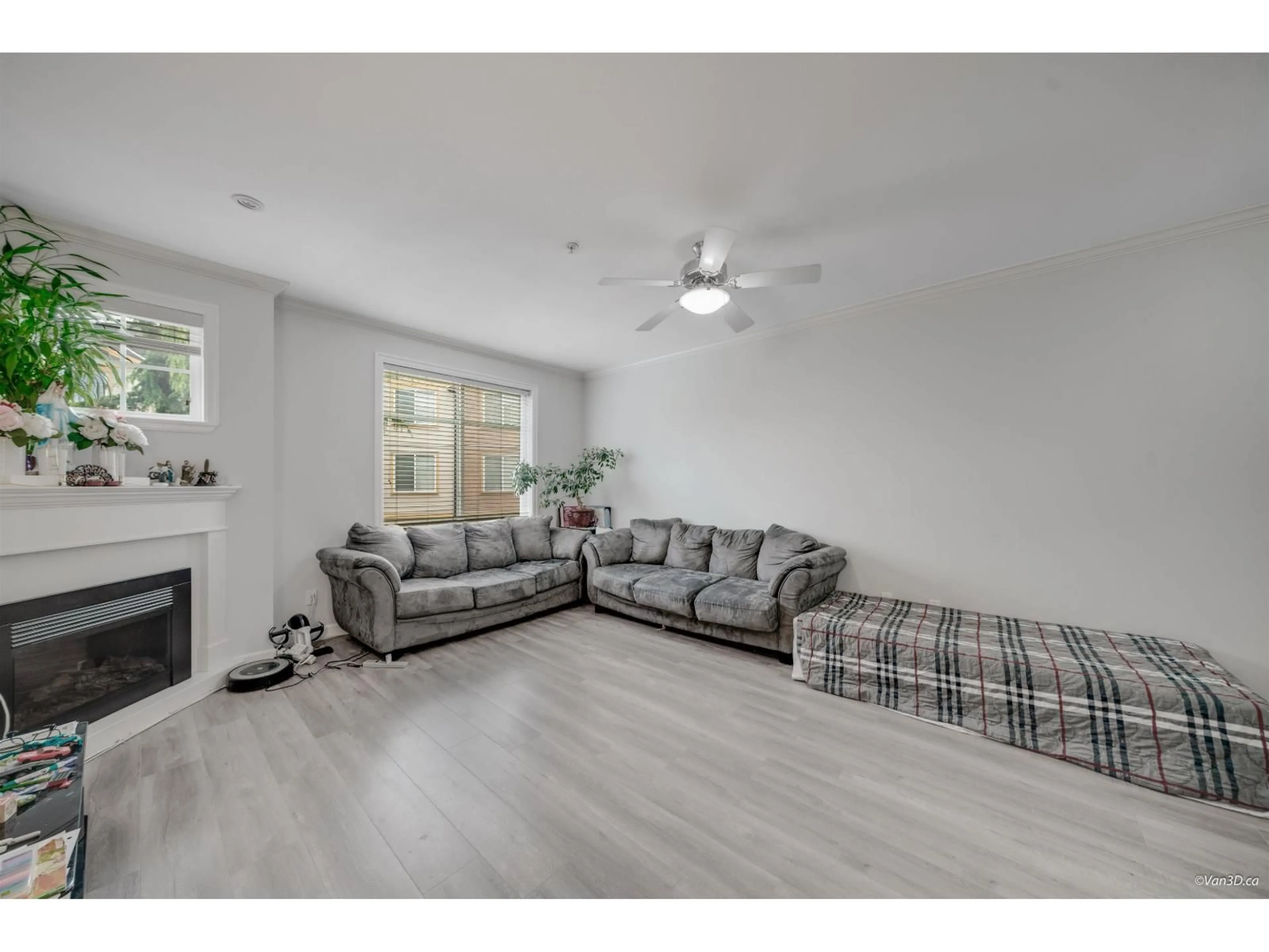 Living room with furniture, wood/laminate floor for 46 - 8633 159, Surrey British Columbia V4N5W1