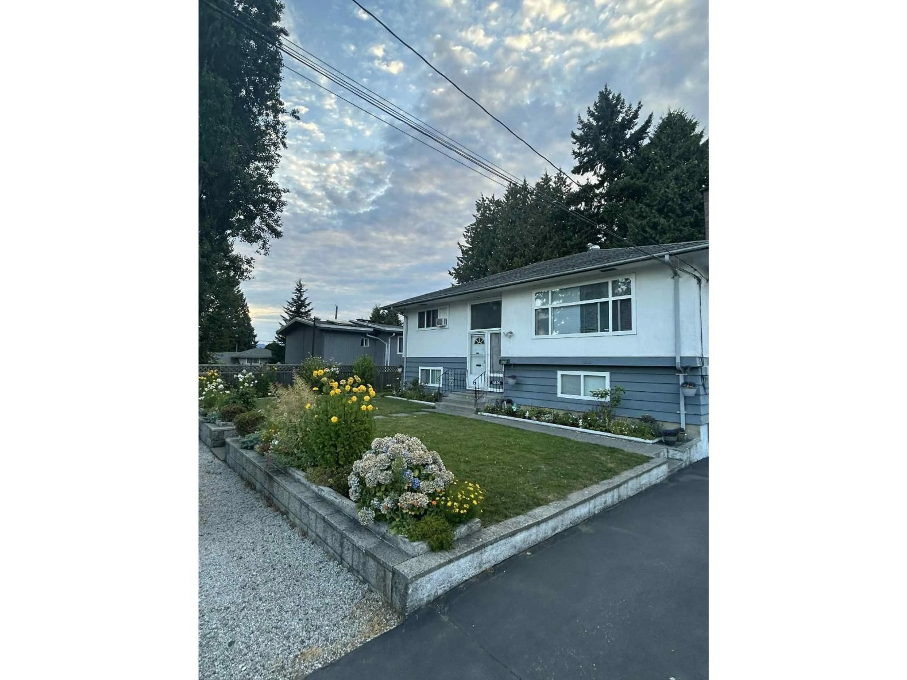 A pic from outside/outdoor area/front of a property/back of a property/a pic from drone, unknown for 9826 124A, Surrey British Columbia V3V4W3