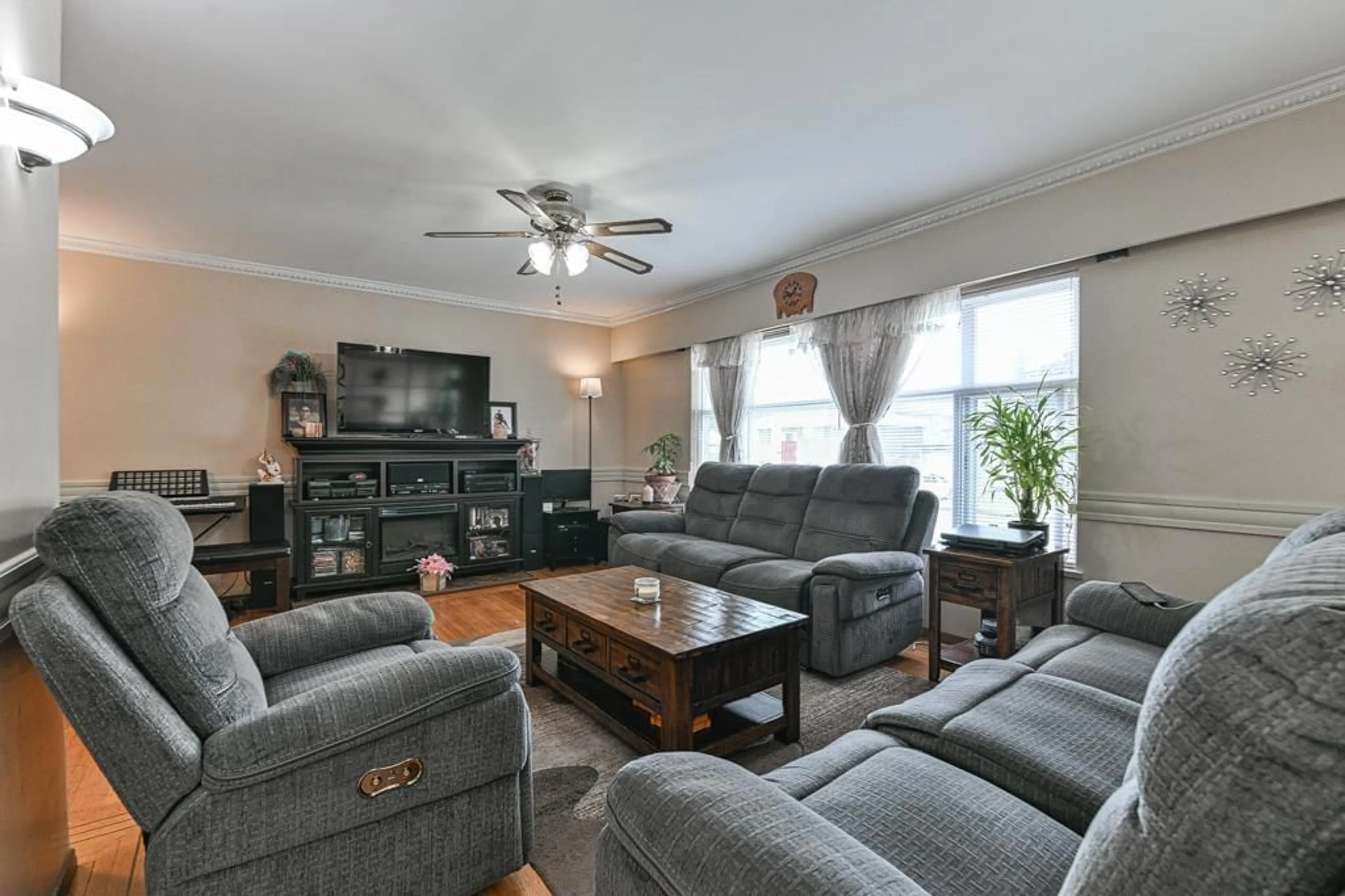 Living room with furniture, unknown for 9826 124A, Surrey British Columbia V3V4W3