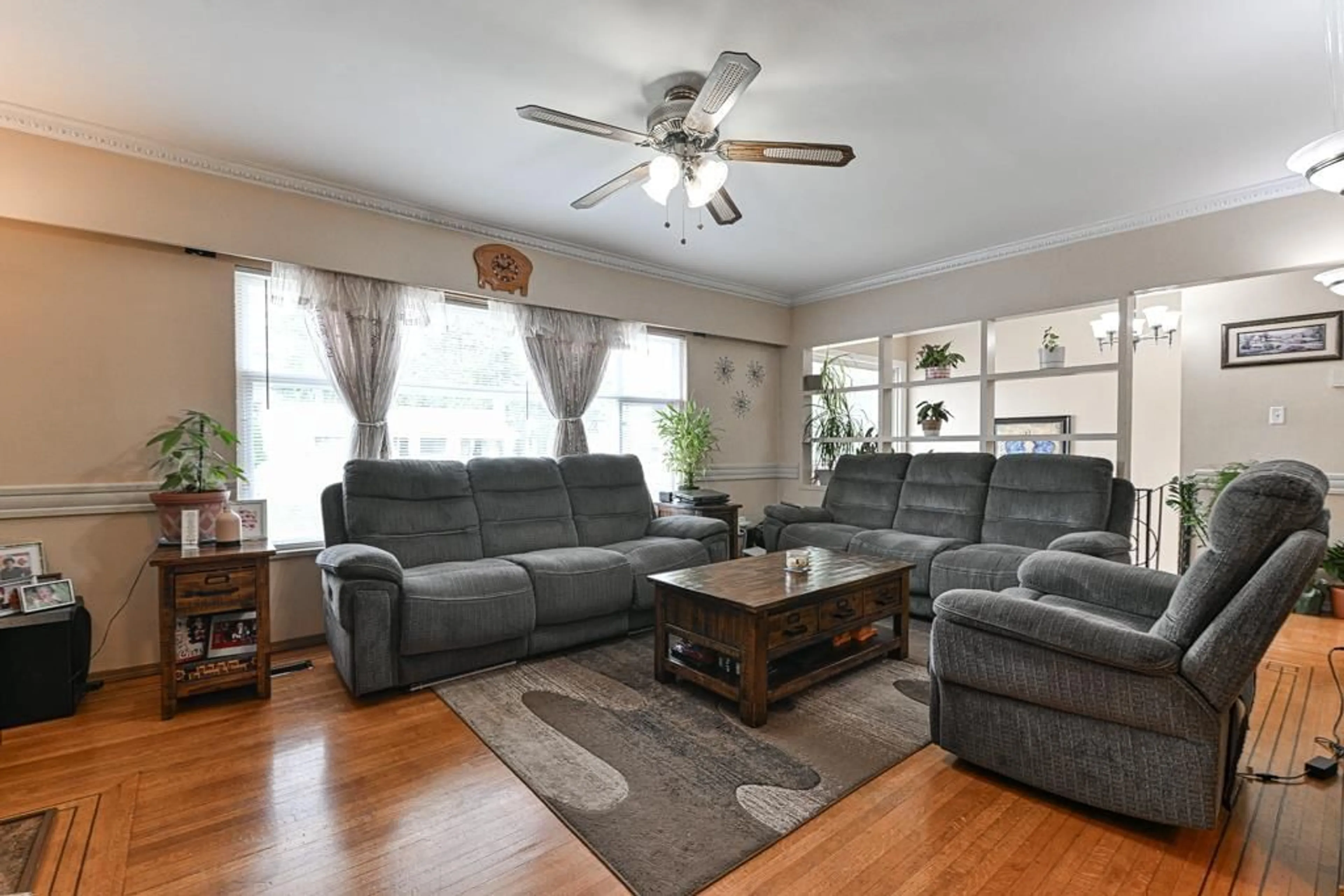 Living room with furniture, unknown for 9826 124A, Surrey British Columbia V3V4W3