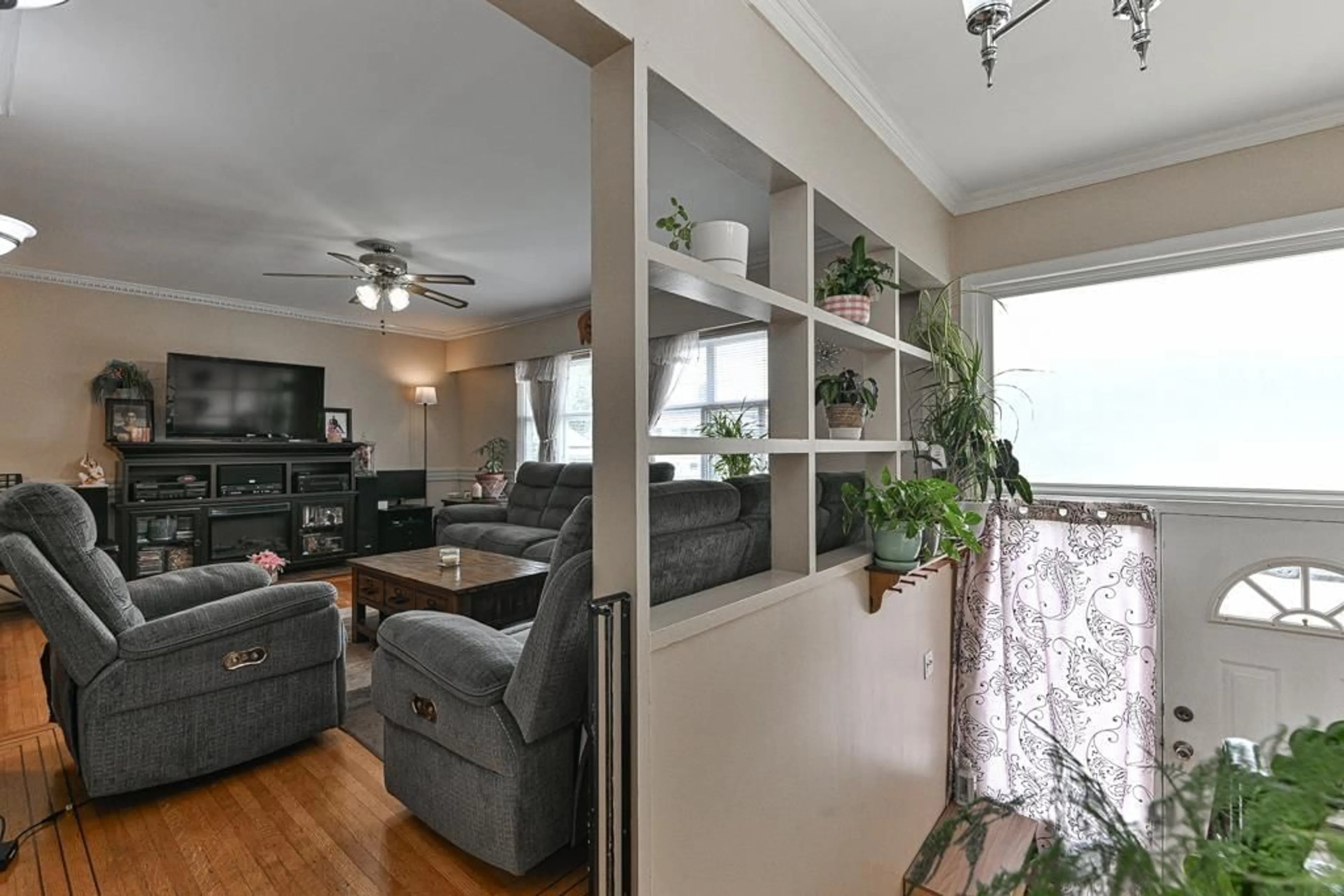 Living room with furniture, wood/laminate floor for 9826 124A, Surrey British Columbia V3V4W3