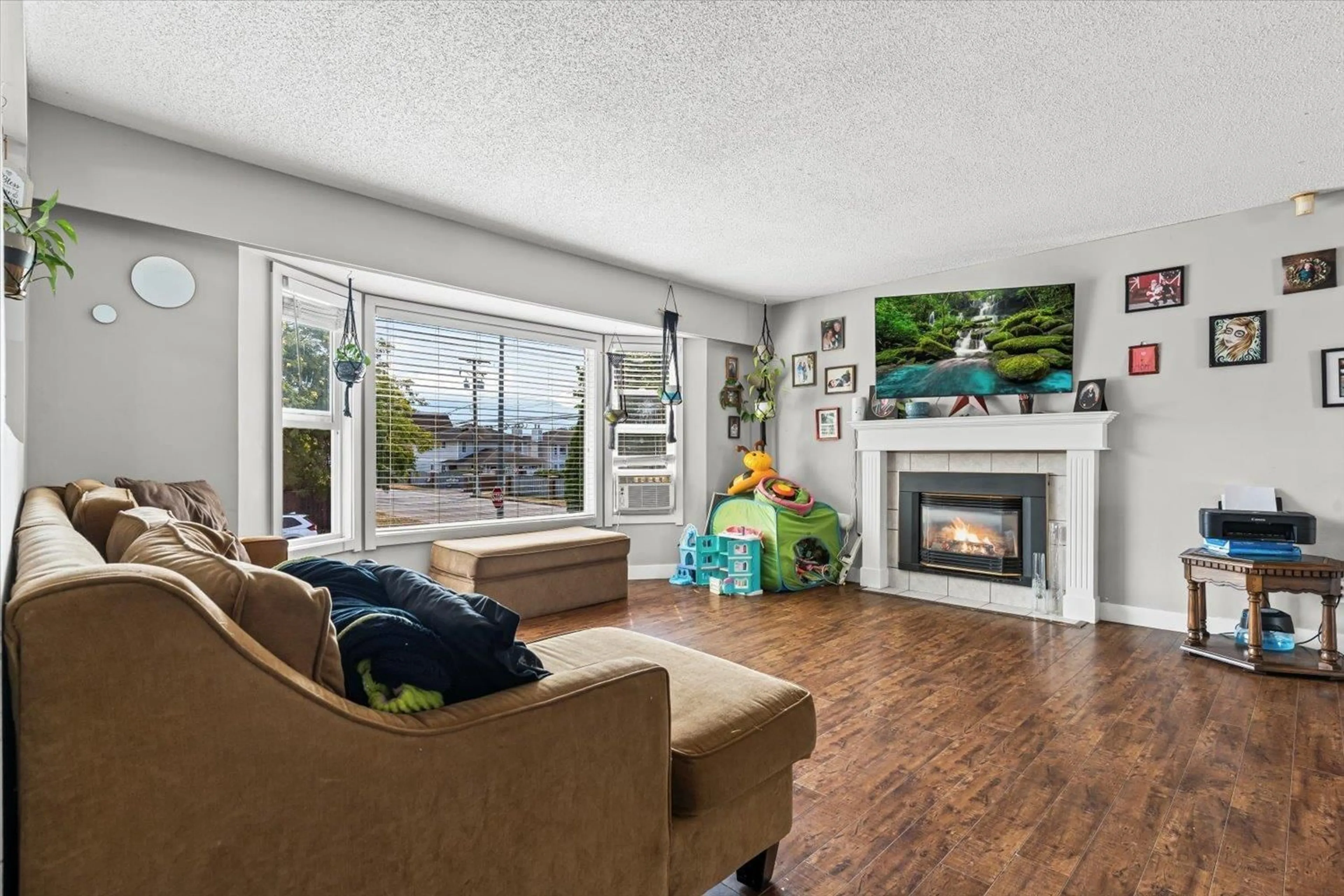 Living room with furniture, wood/laminate floor for 8645 BAKER DRIVE, Chilliwack British Columbia V2P7A3