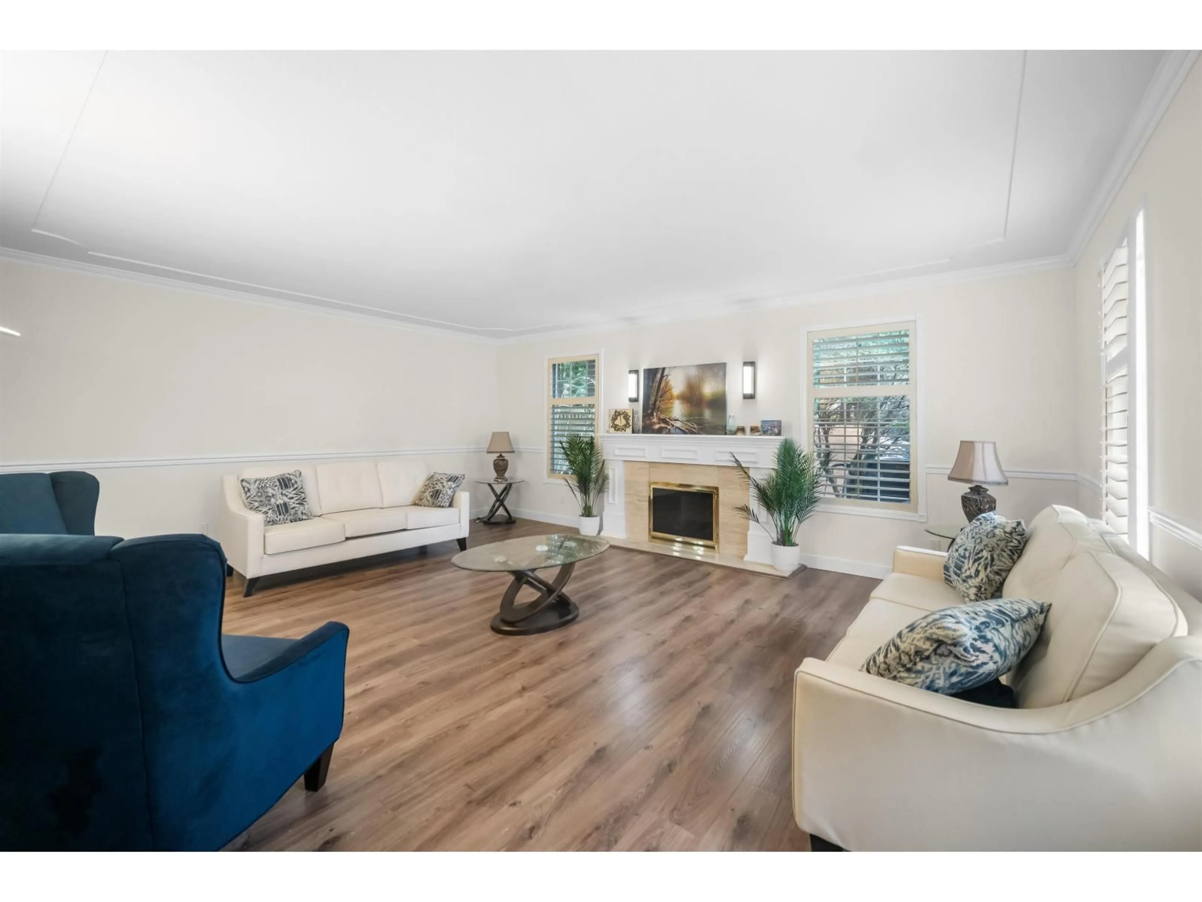 Living room with furniture, wood/laminate floor for 13866 56, Surrey British Columbia V3X2Z8