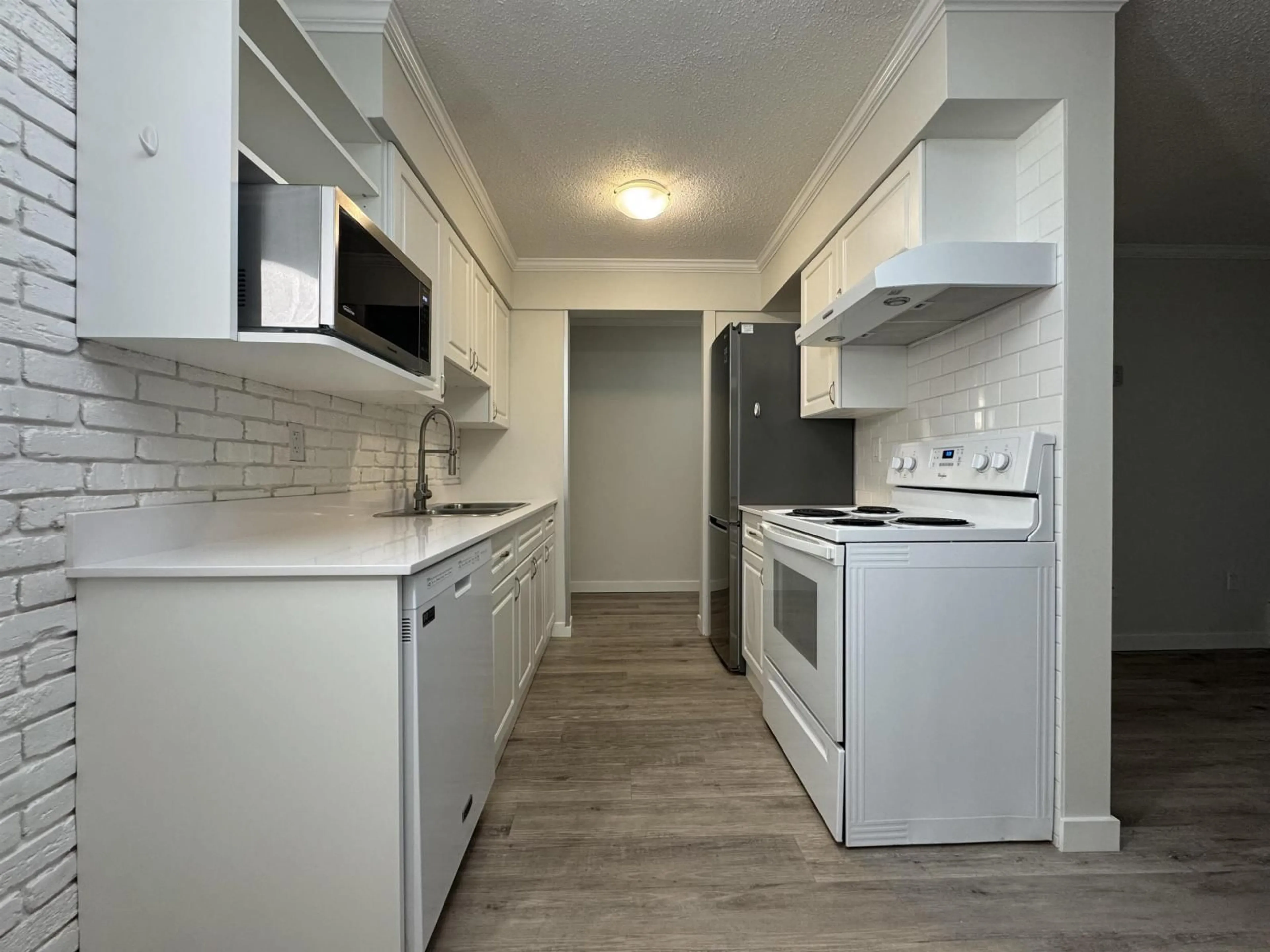 Standard kitchen, unknown for 124 - 11806 88TH, Delta British Columbia V4C3C5