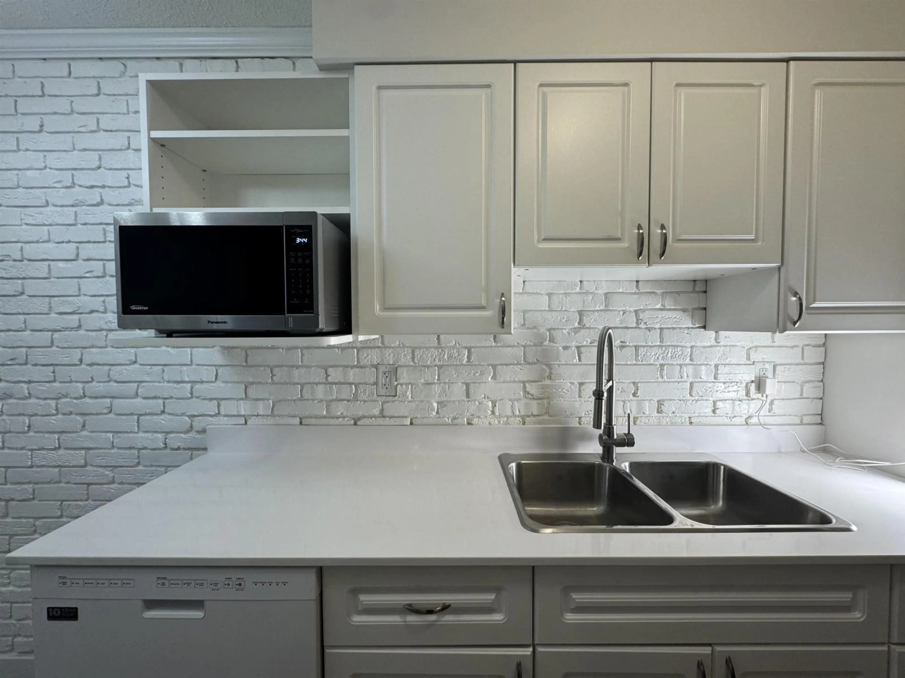 Standard kitchen, ceramic/tile floor for 124 - 11806 88TH, Delta British Columbia V4C3C5