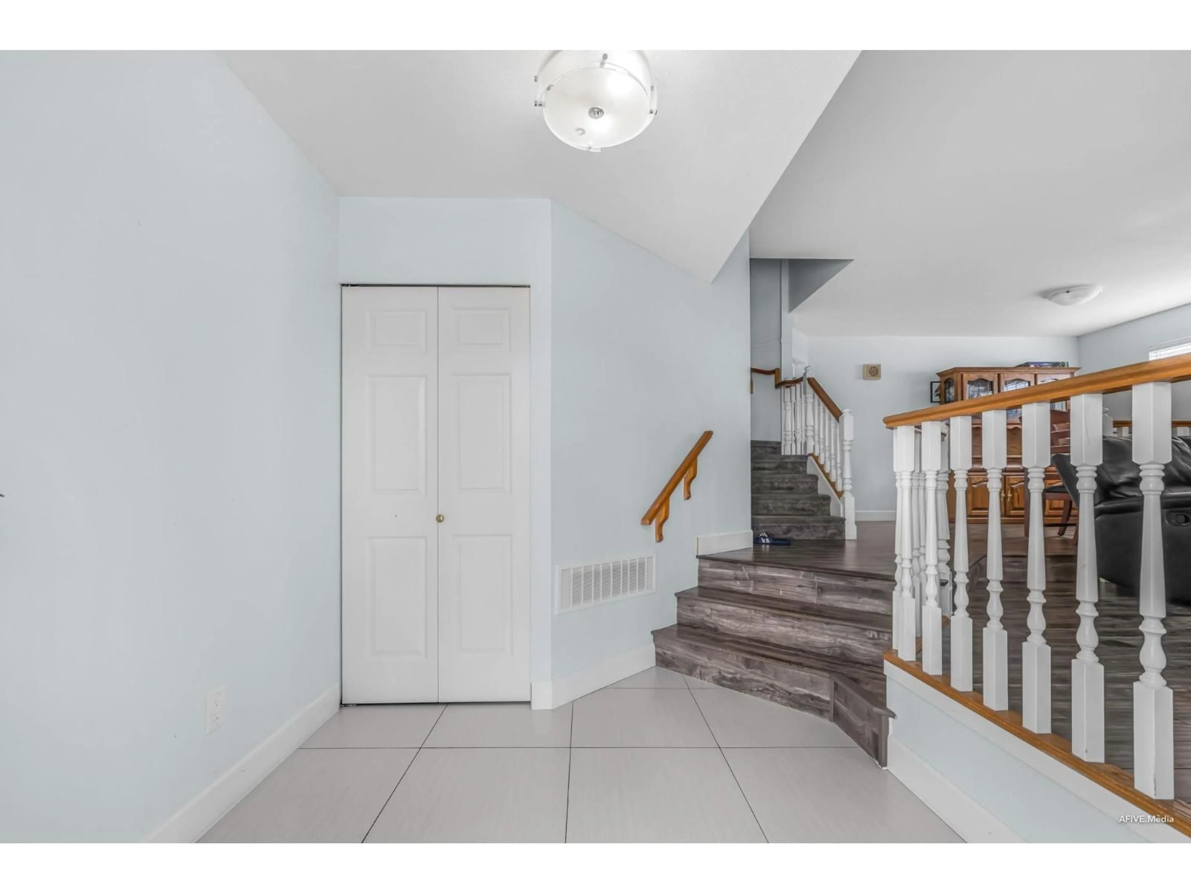 Indoor foyer for 12848 65, Surrey British Columbia V3W9P4