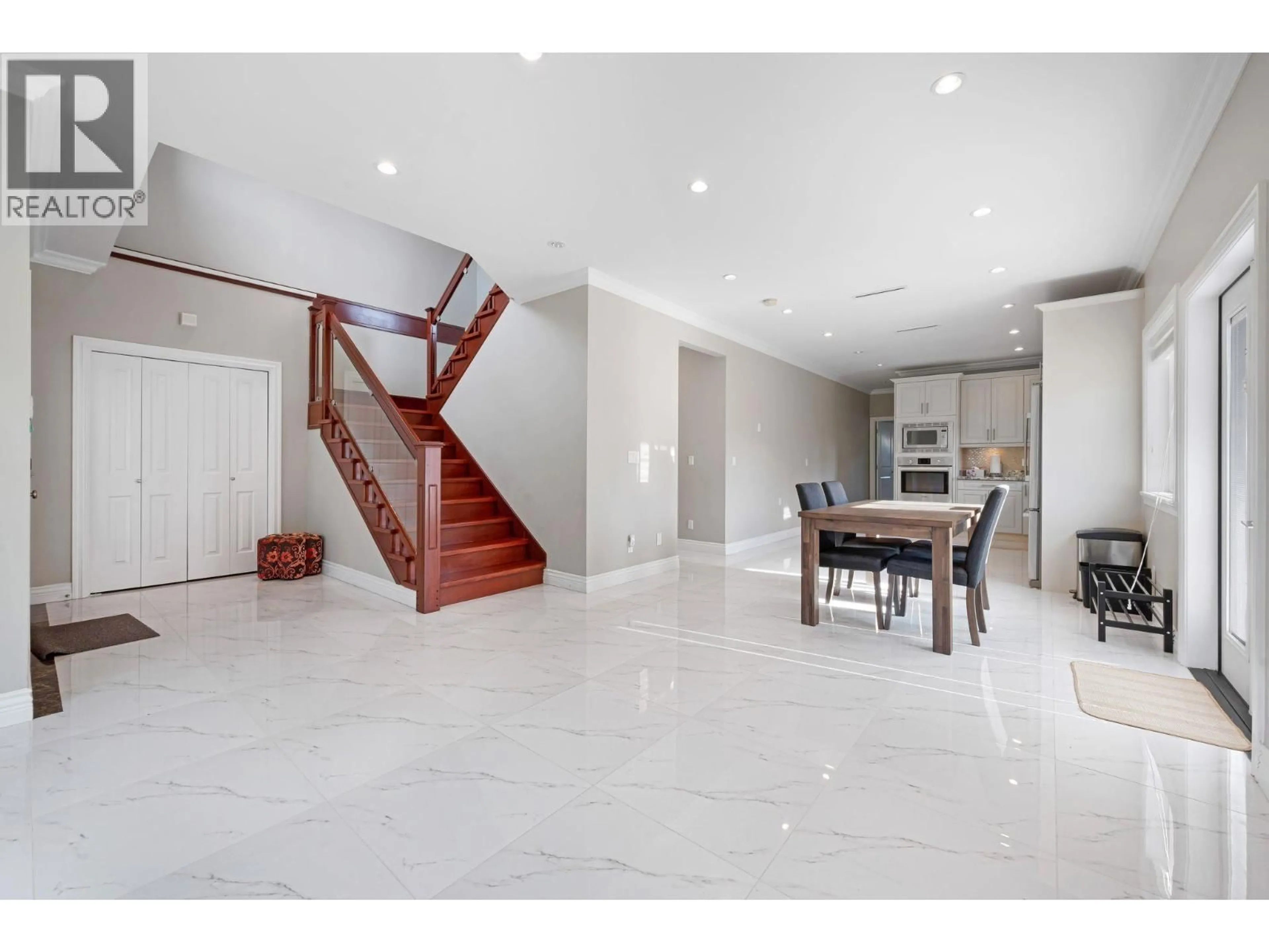 Indoor foyer for 6696 AUBREY STREET, Burnaby British Columbia V5B2E2