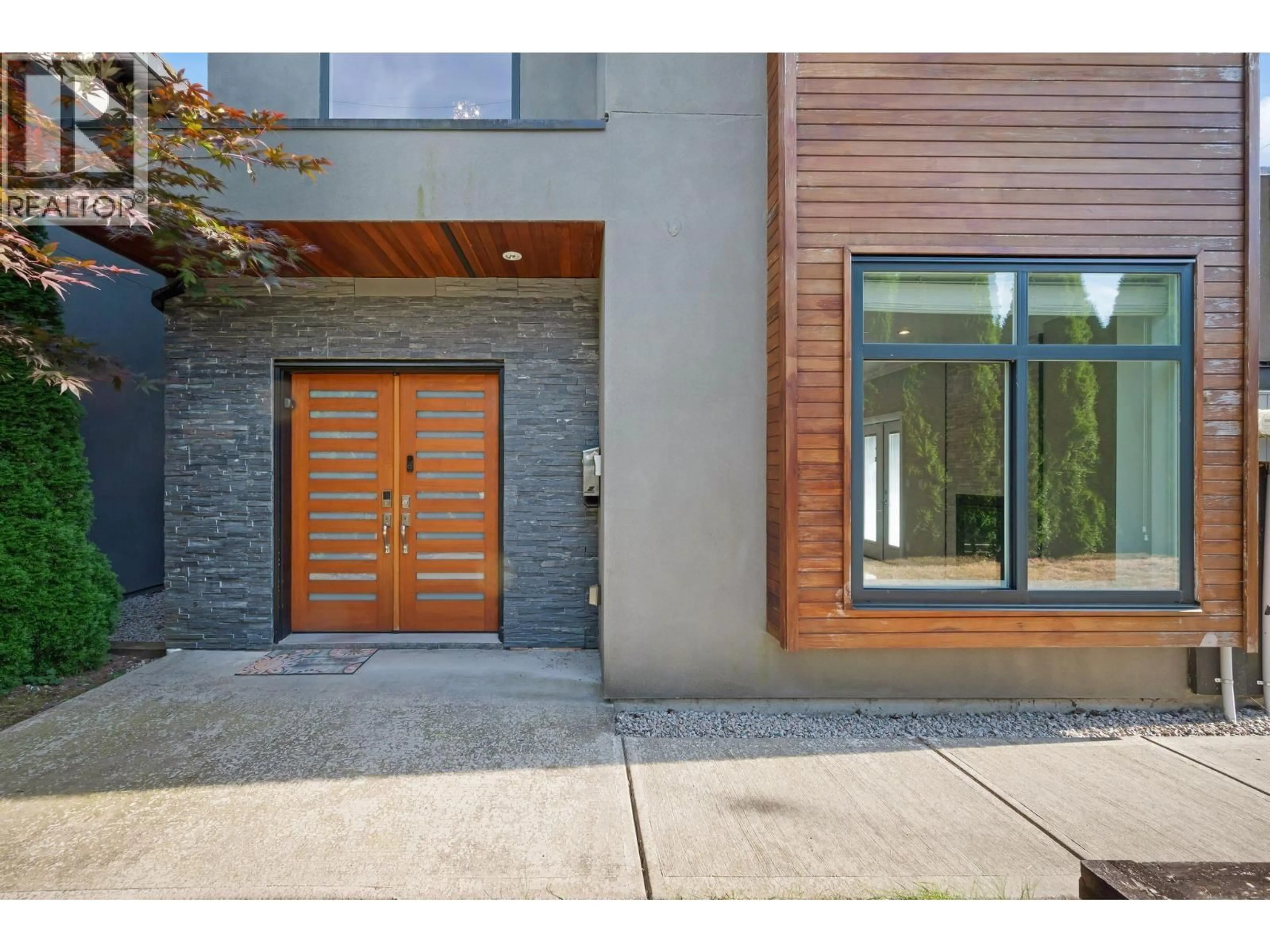 Indoor entryway for 6696 AUBREY STREET, Burnaby British Columbia V5B2E2