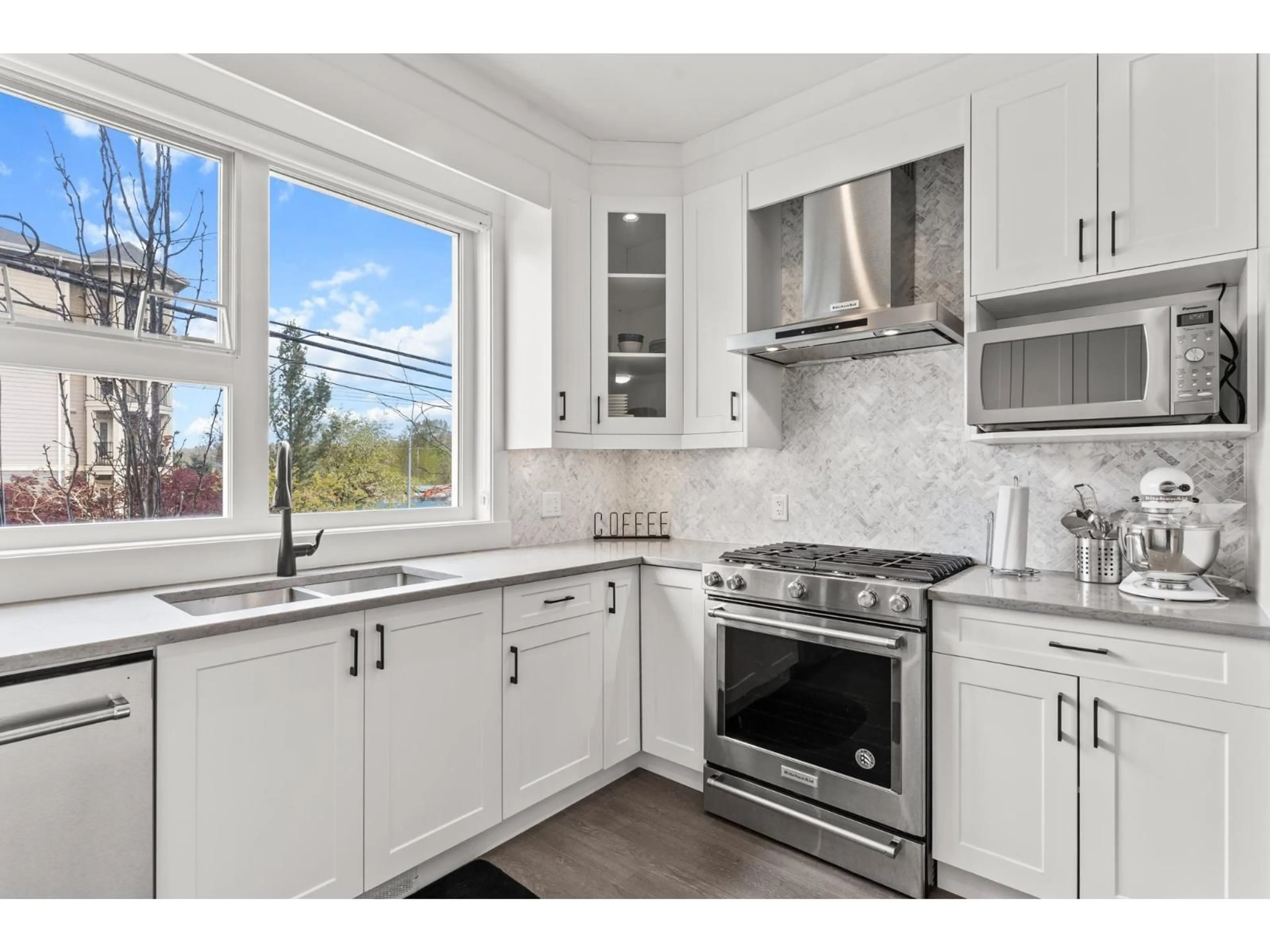 Open concept kitchen, ceramic/tile floor for 11 - 22334 48, Langley British Columbia V3A3N5