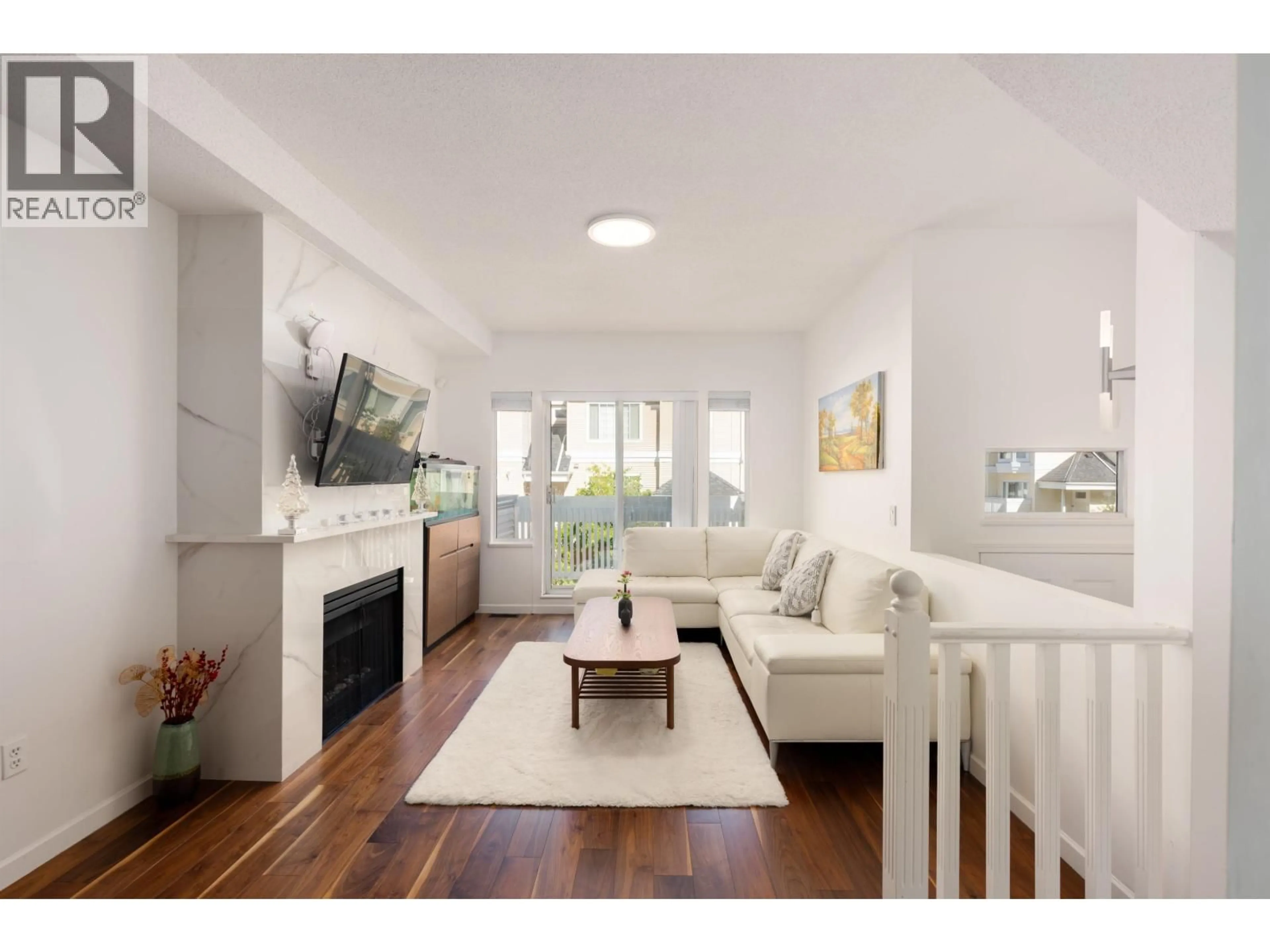 Living room with furniture, wood/laminate floor for 24 - 6700 RUMBLE STREET, Burnaby British Columbia V5E4H7