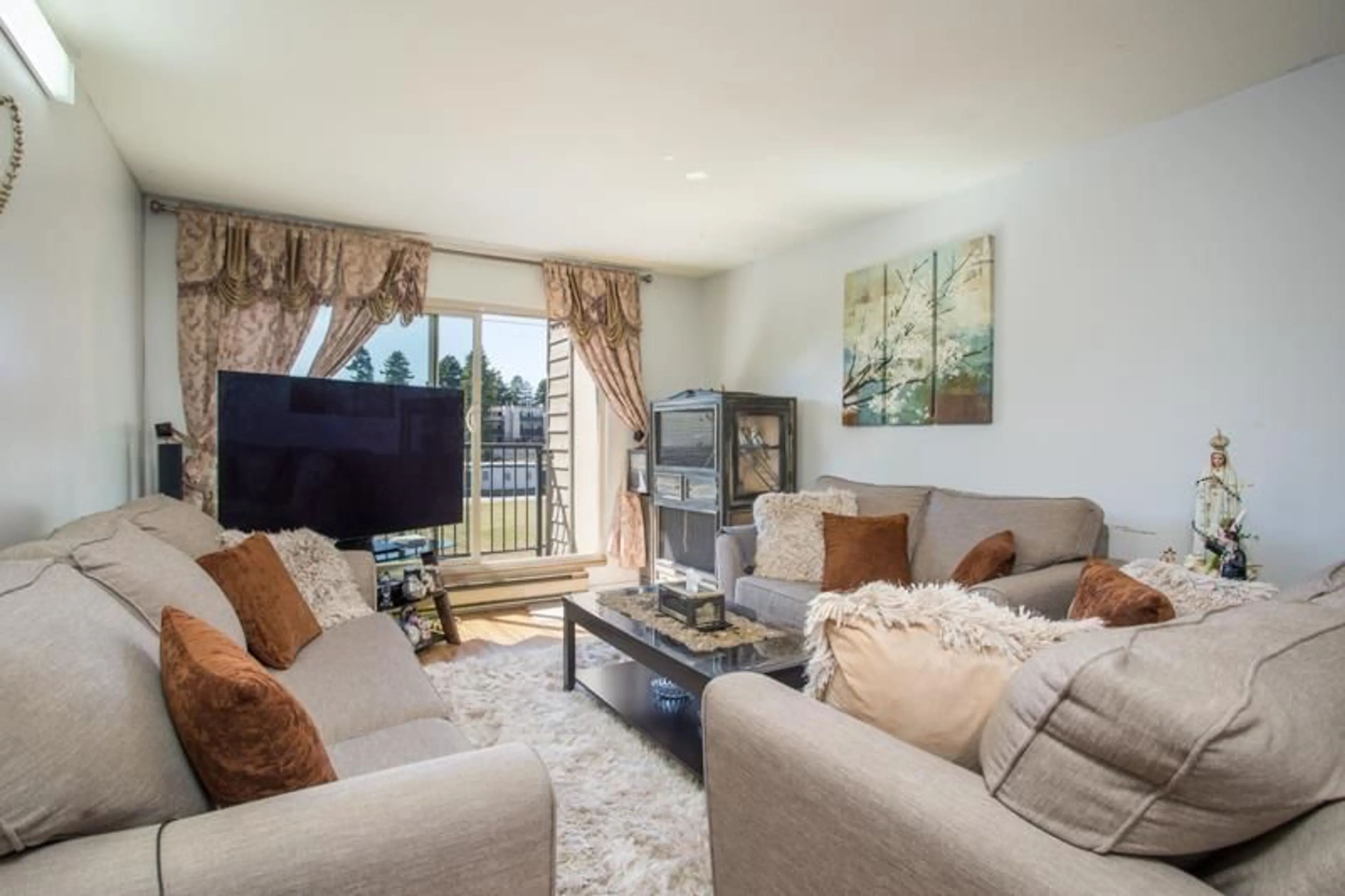 Living room with furniture, unknown for 308 - 10468 148, Surrey British Columbia V3R8T1