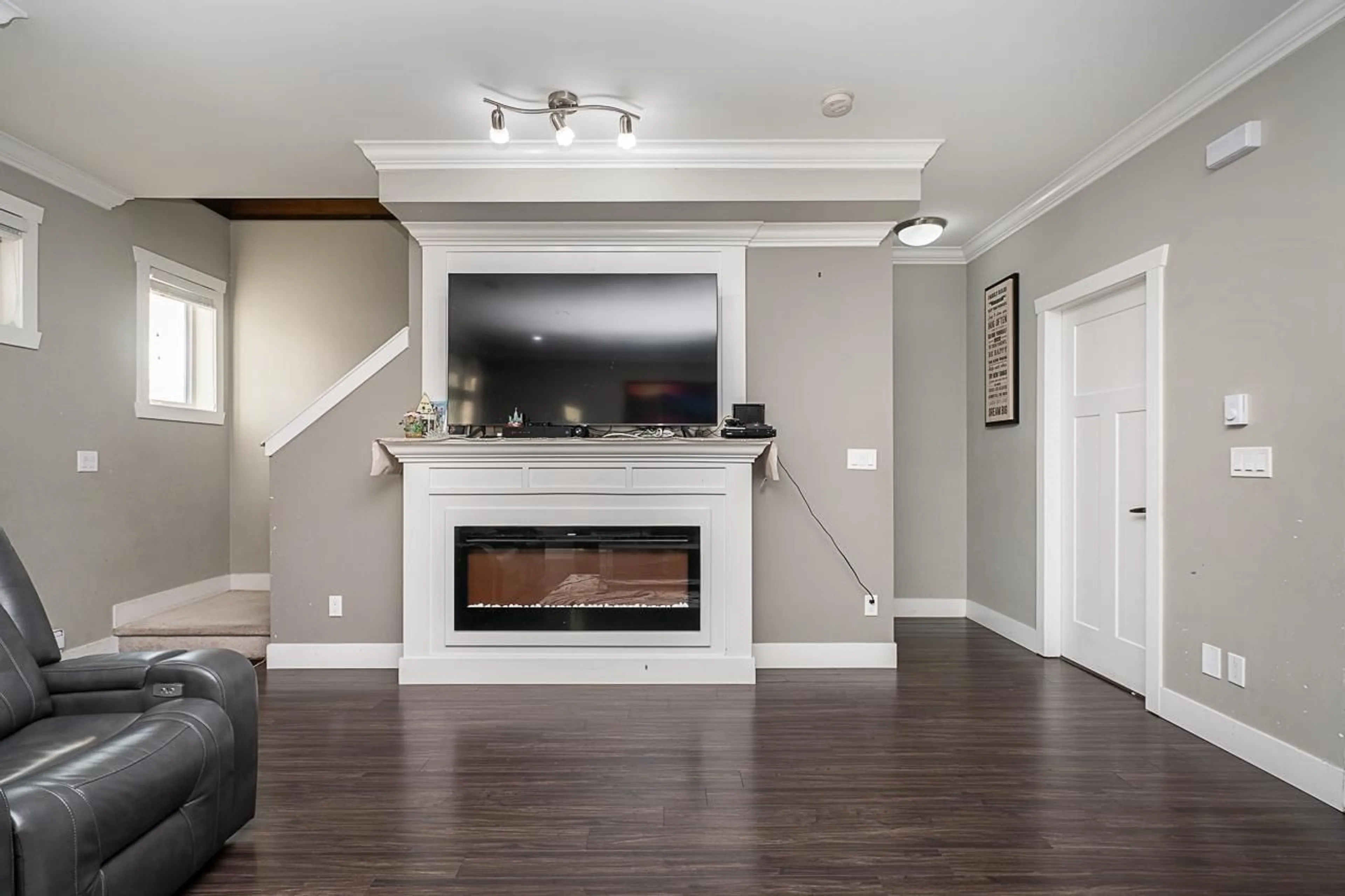 Living room with furniture, wood/laminate floor for 4 - 14285 64, Surrey British Columbia V3W1Z2