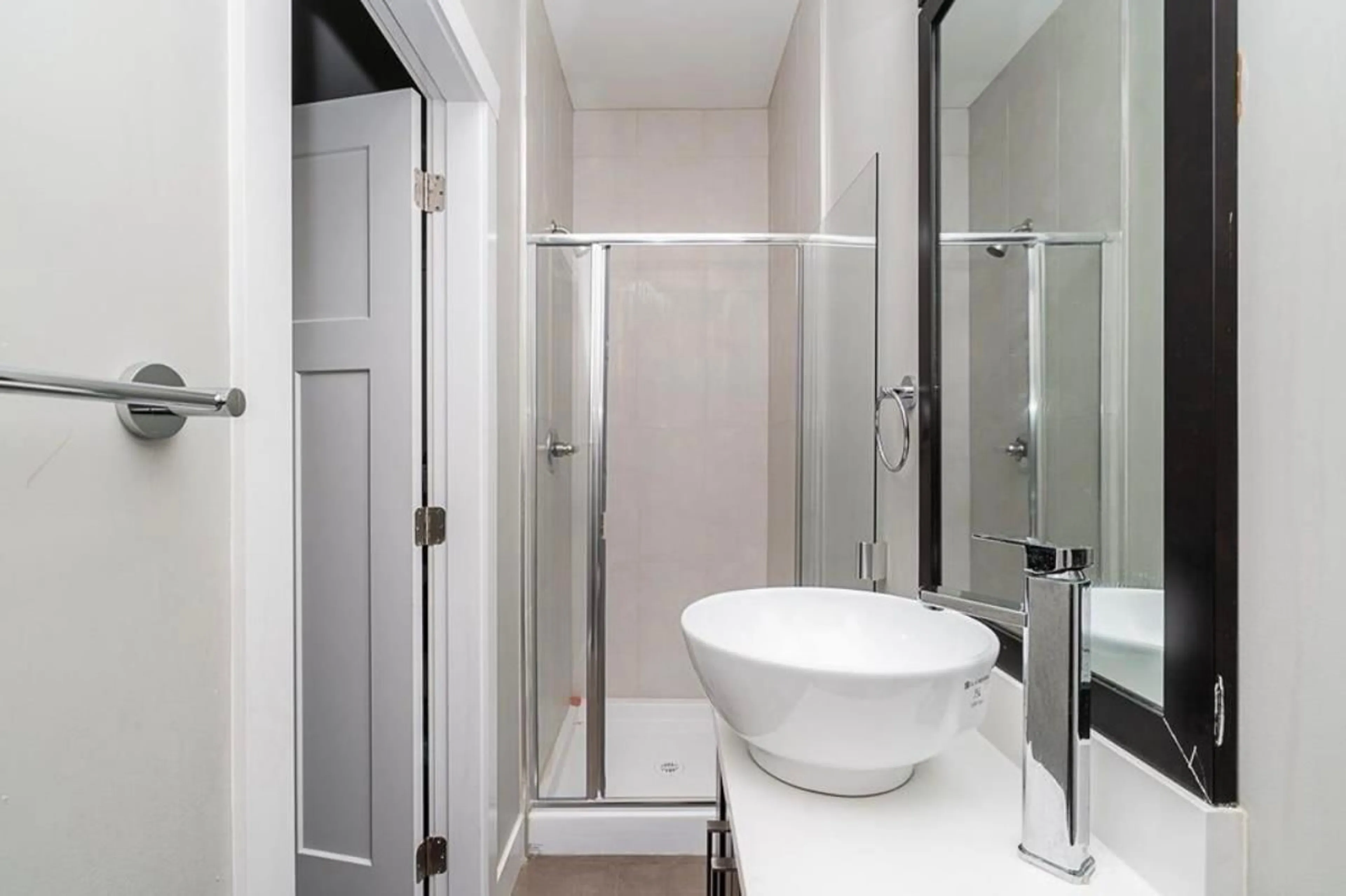 Standard bathroom, ceramic/tile floor for 4 - 14285 64, Surrey British Columbia V3W1Z2