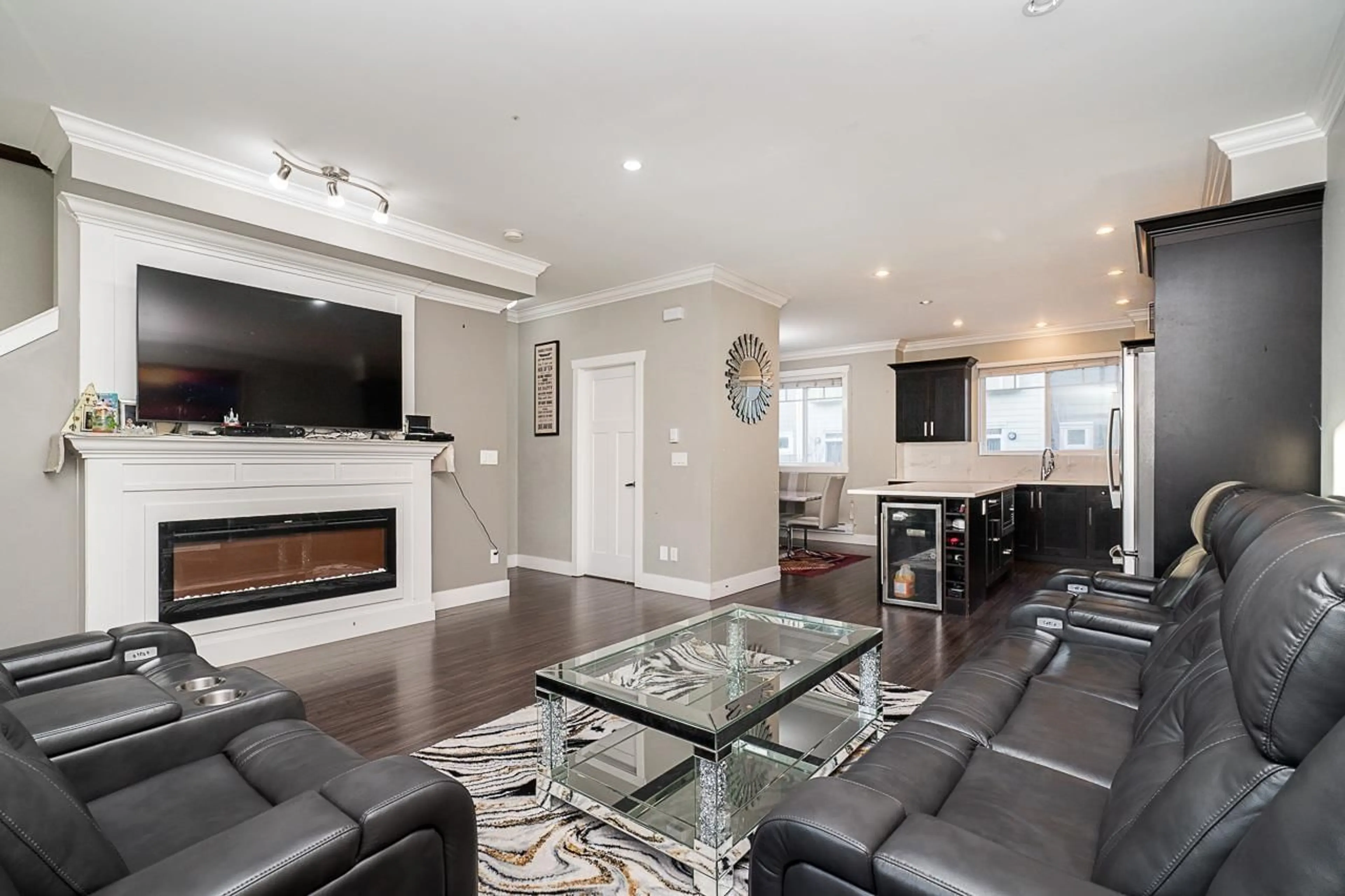 Living room with furniture, unknown for 4 - 14285 64, Surrey British Columbia V3W1Z2