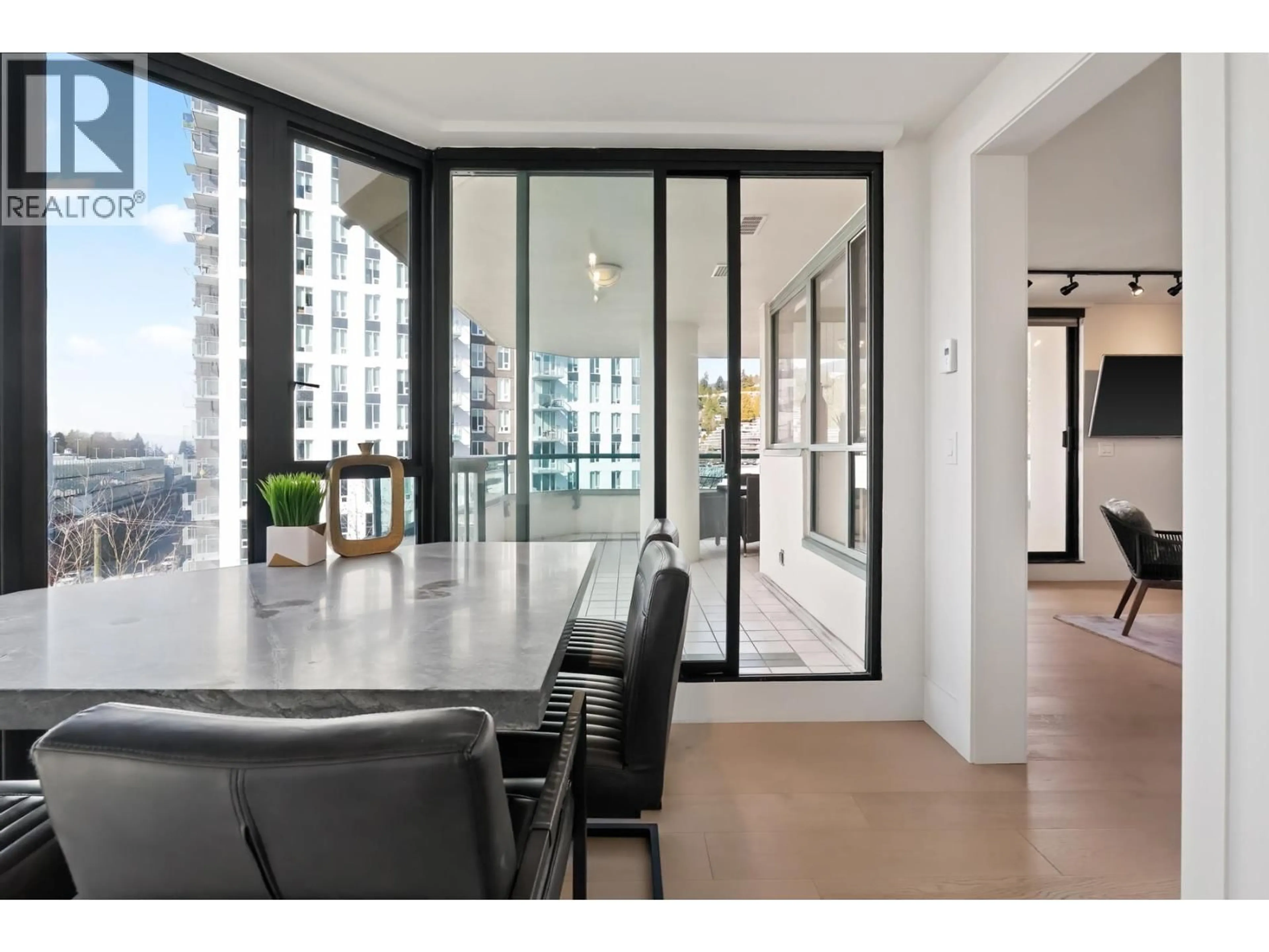 Indoor foyer for 6D - 328 TAYLOR WAY, West Vancouver British Columbia V7T2Y4