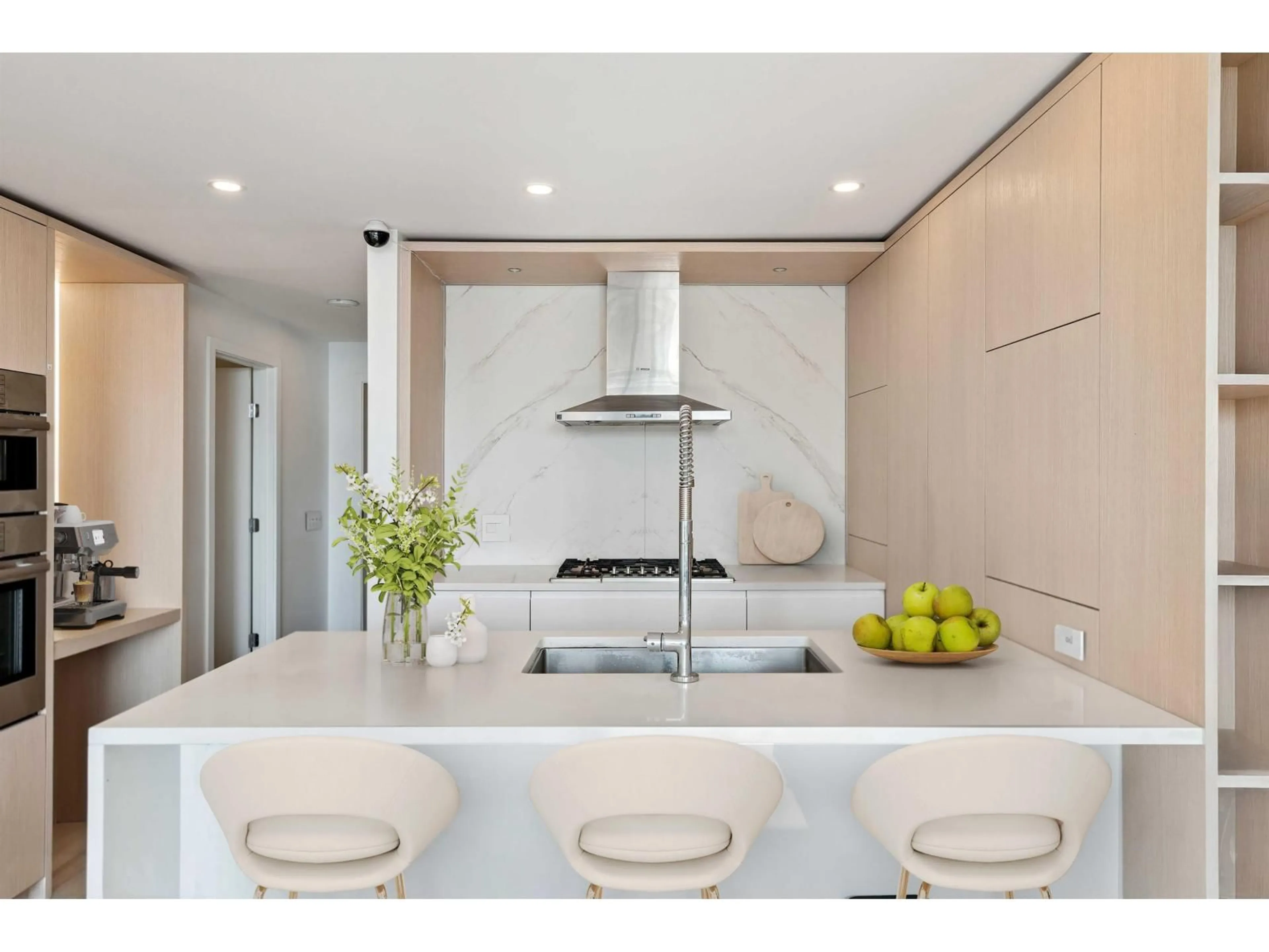 Contemporary kitchen, ceramic/tile floor for 901 - 15165 THRIFT, White Rock British Columbia V4B0C1