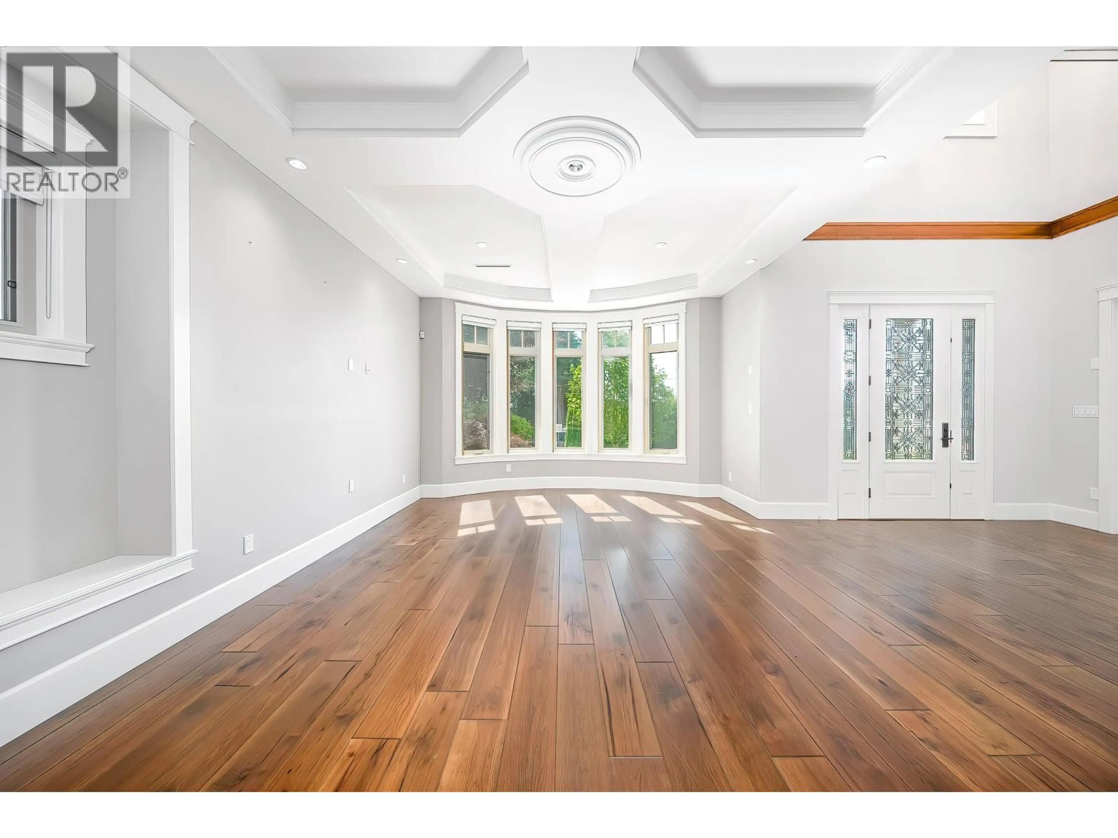 Indoor foyer for 7525 13TH AVENUE, Burnaby British Columbia V3N2E3