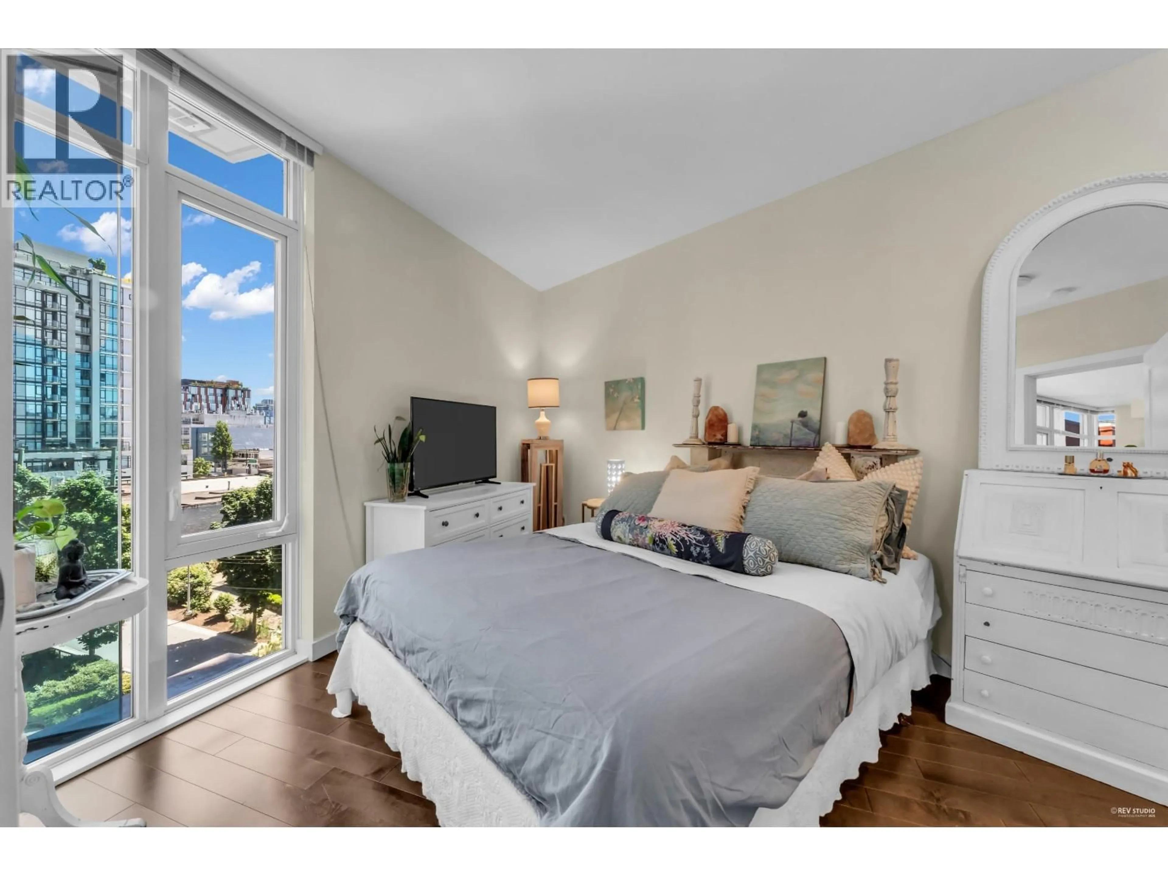 Bedroom with bed, unknown for 610 - 88 1ST AVENUE, Vancouver British Columbia V5Y0K2