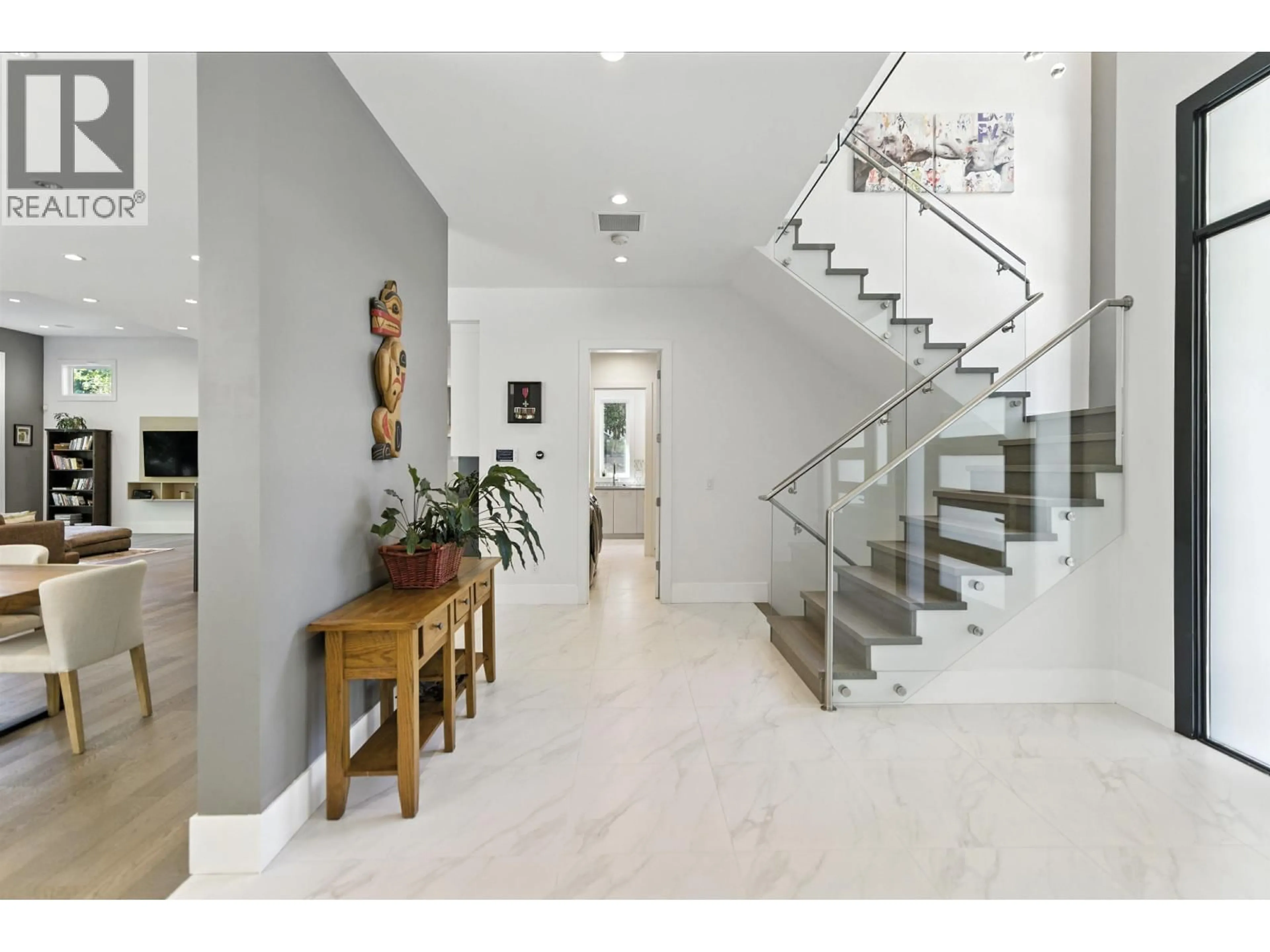 Indoor foyer for 1891 BURRILL AVENUE, North Vancouver British Columbia V7K1M3