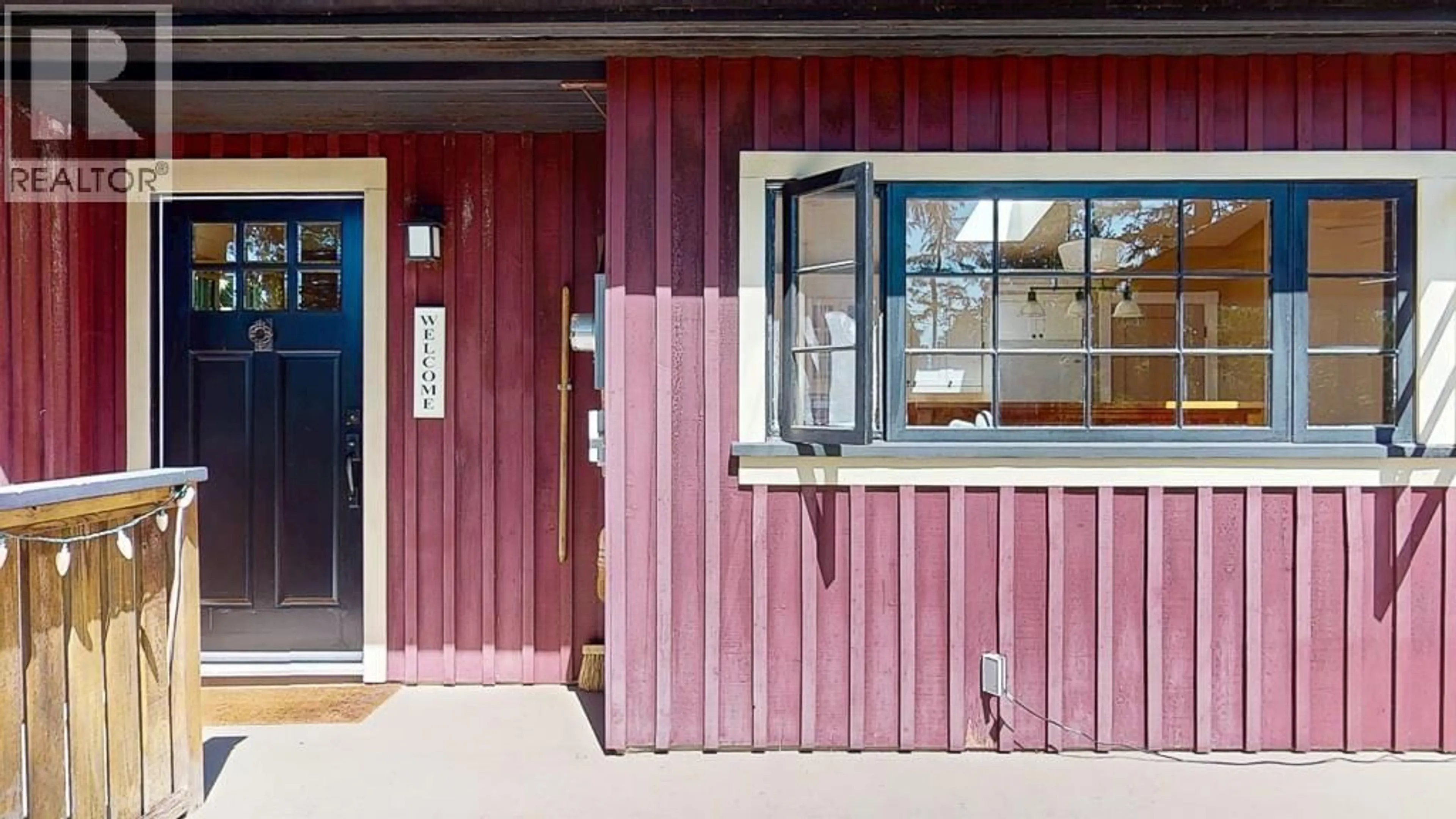 Indoor foyer for 152 SWALLOW ROAD, Gibsons British Columbia V0N1V3