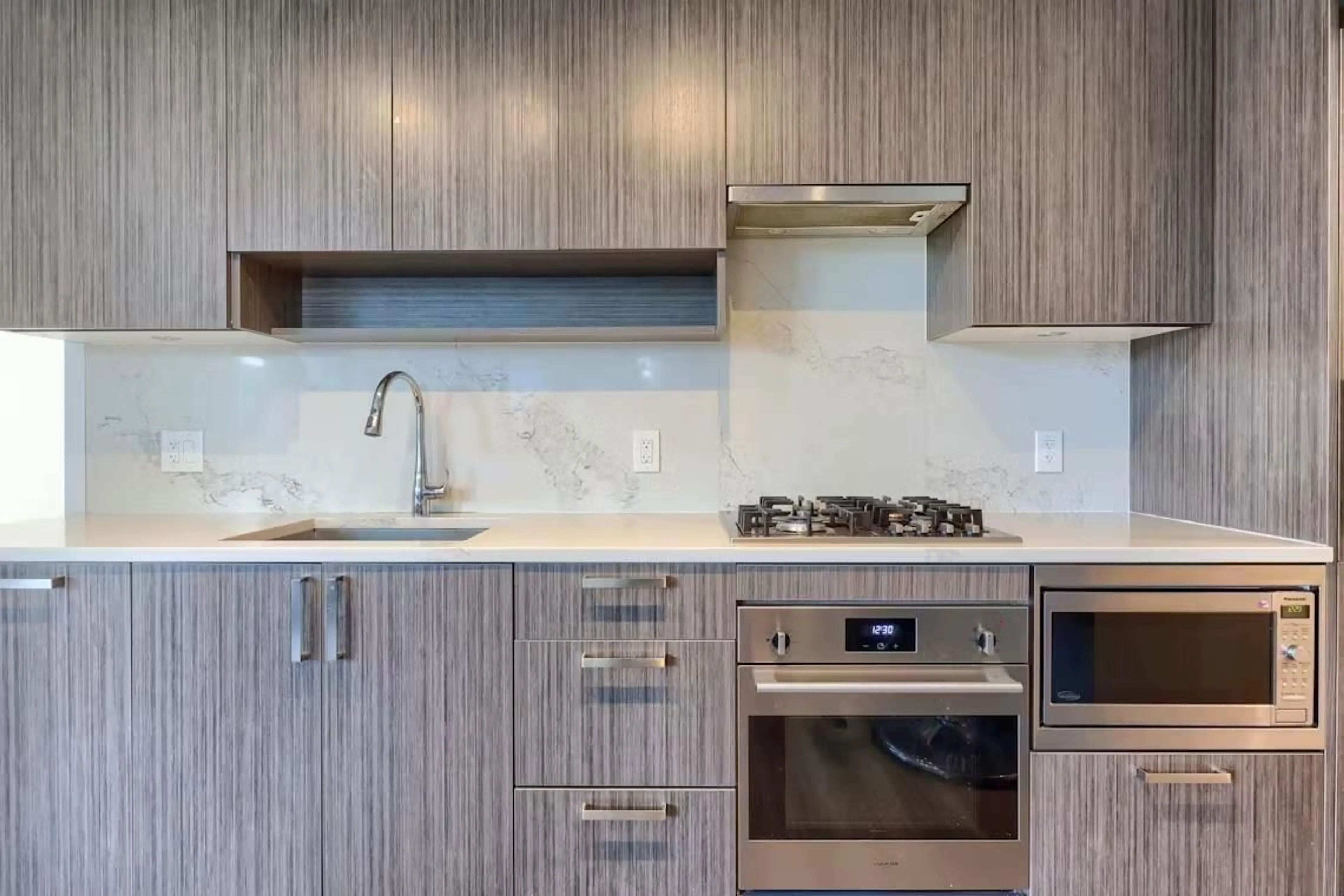 Standard kitchen, unknown for 4105 - 13350 CENTRAL, Surrey British Columbia V3T0S1