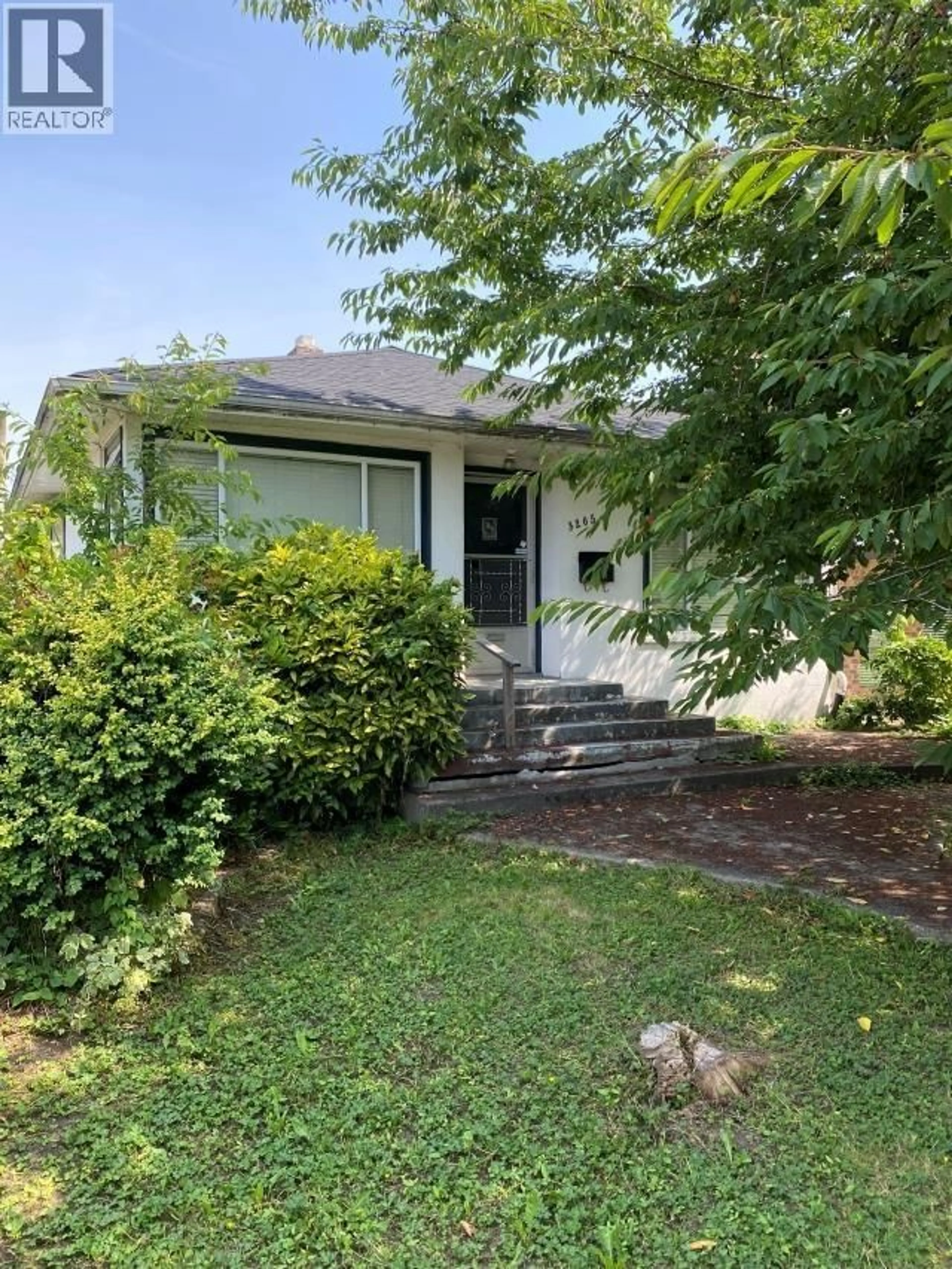 A pic from outside/outdoor area/front of a property/back of a property/a pic from drone, street for 3205 GRANT STREET, Vancouver British Columbia V5K3J1