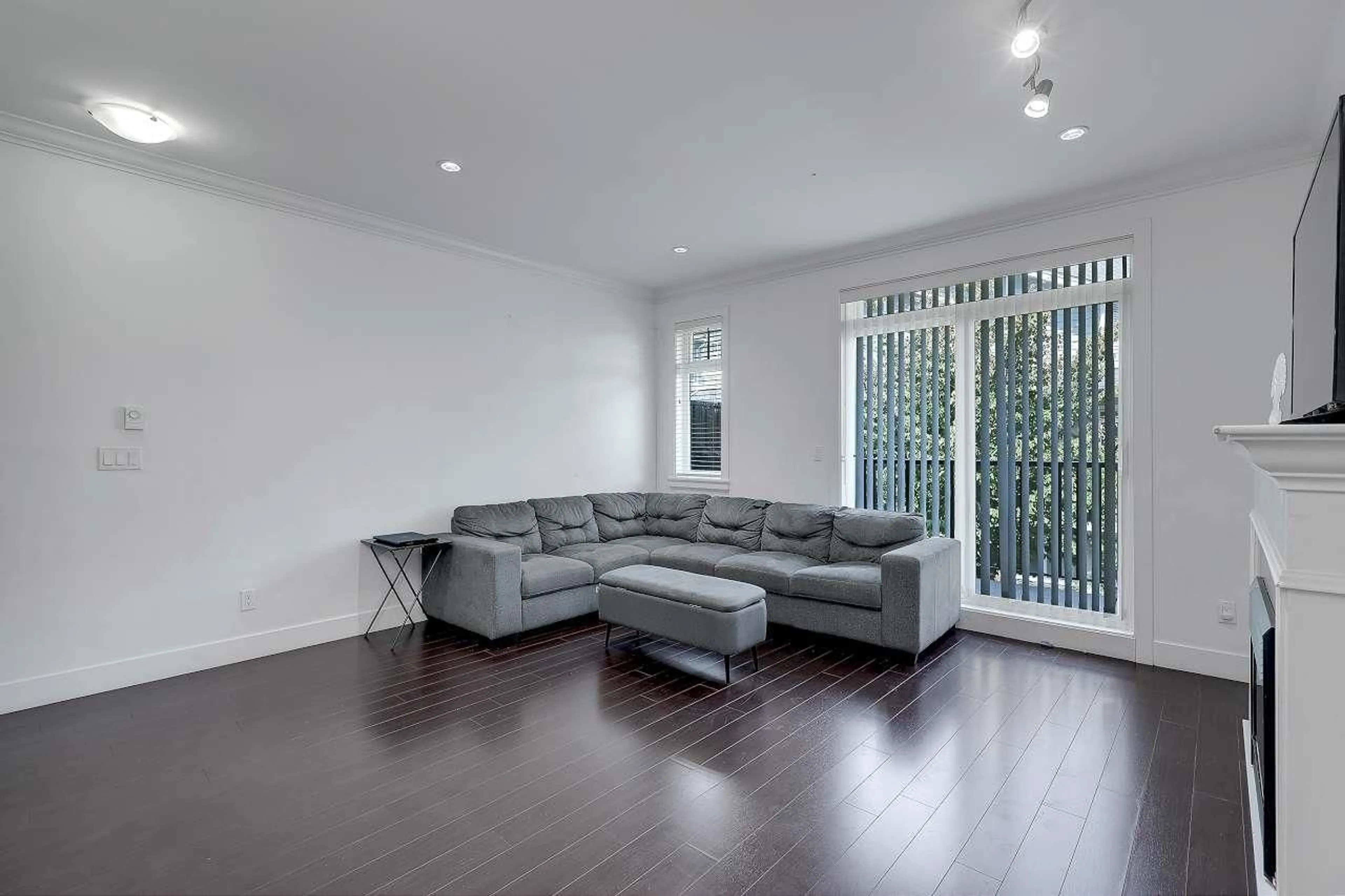 Living room with furniture, wood/laminate floor for 9 - 6383 140, Surrey British Columbia V3W0E9