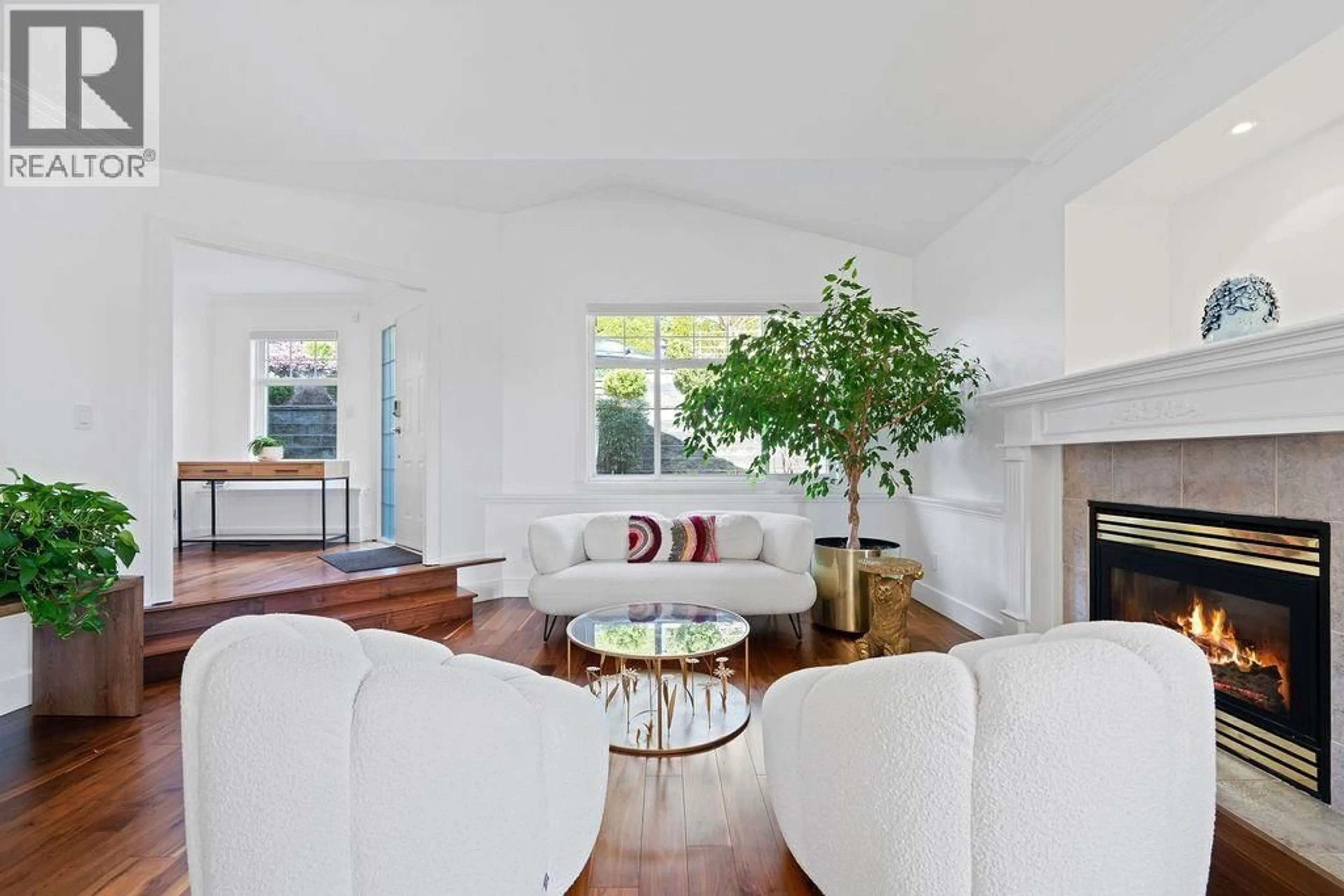 Living room with furniture, unknown for 1075 ADDERLEY STREET, North Vancouver British Columbia V7L1T4