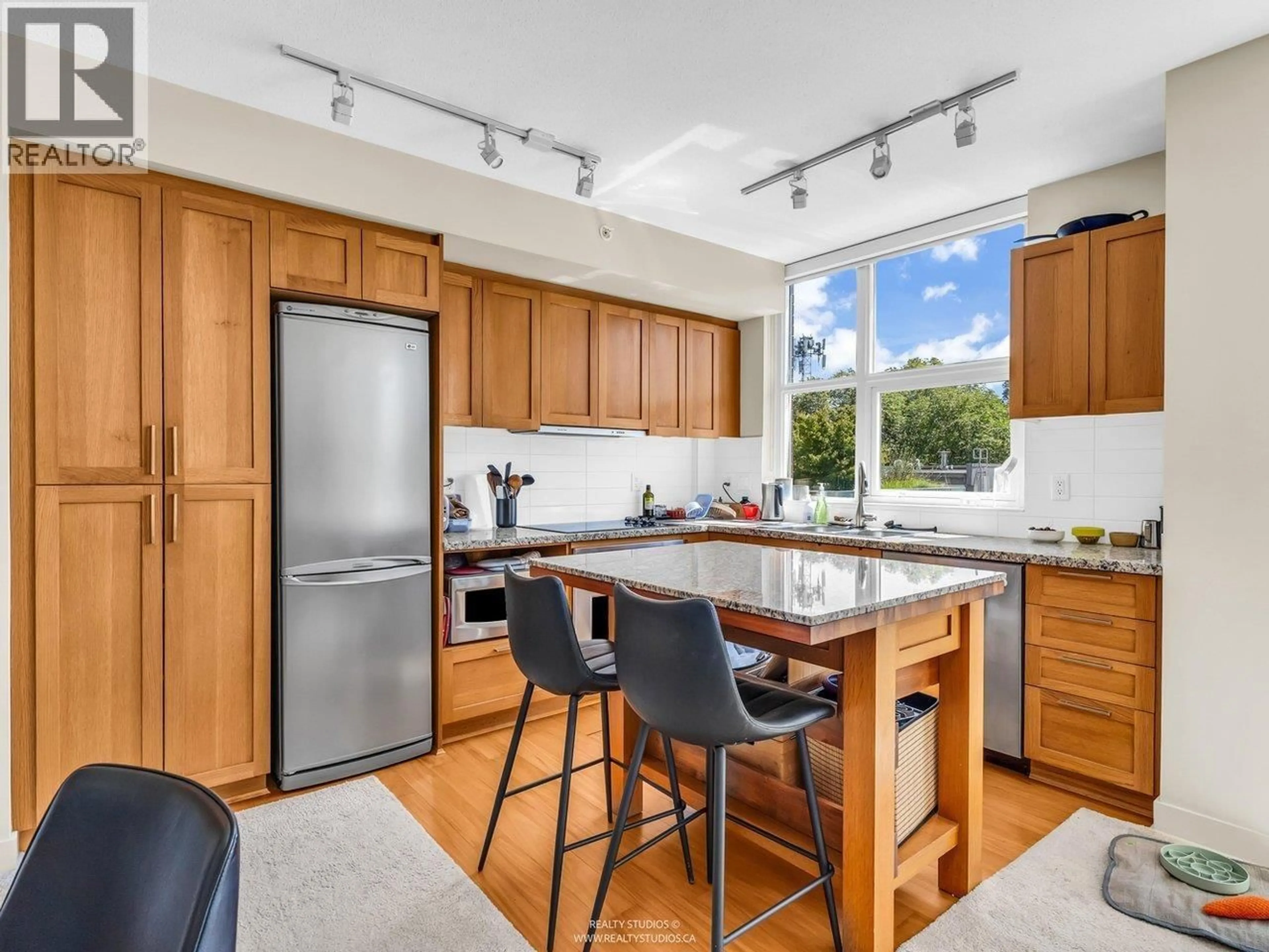 Open concept kitchen, ceramic/tile floor for 515 - 2268 BROADWAY, Vancouver British Columbia V6K0B2
