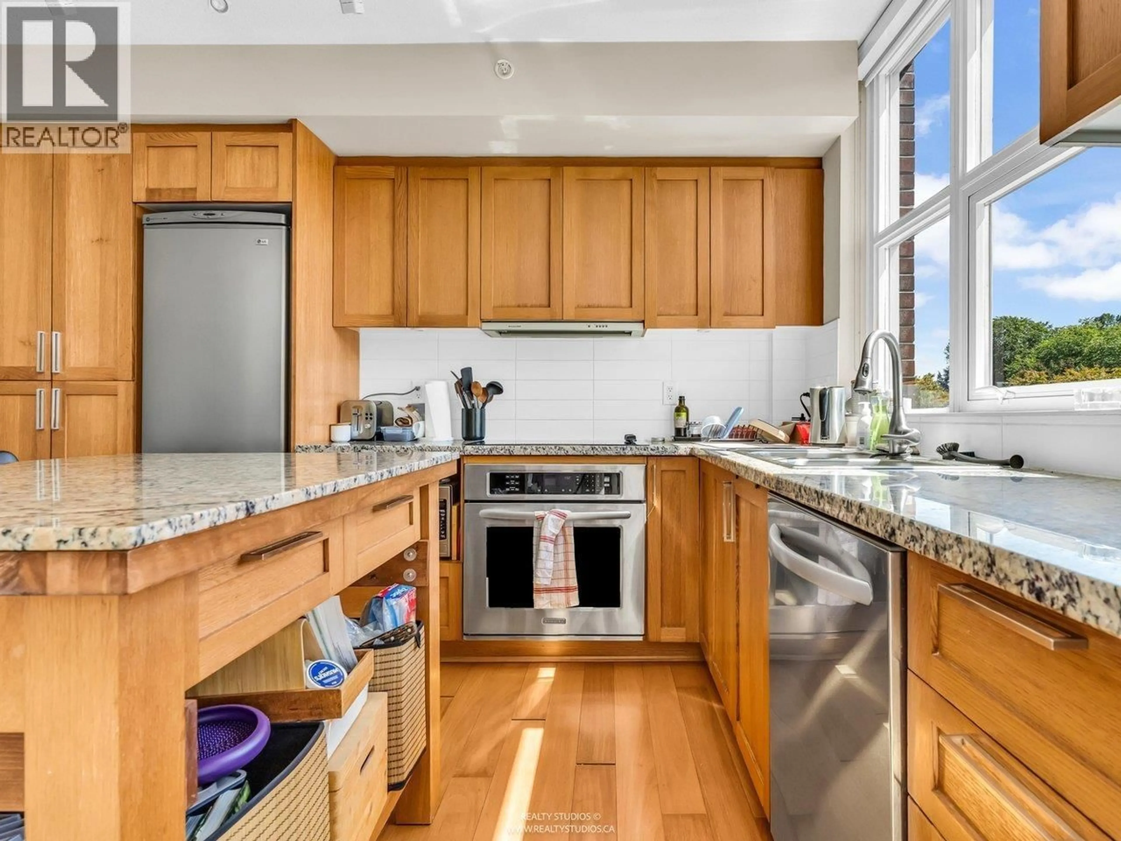Open concept kitchen, wood/laminate floor for 515 - 2268 BROADWAY, Vancouver British Columbia V6K0B2