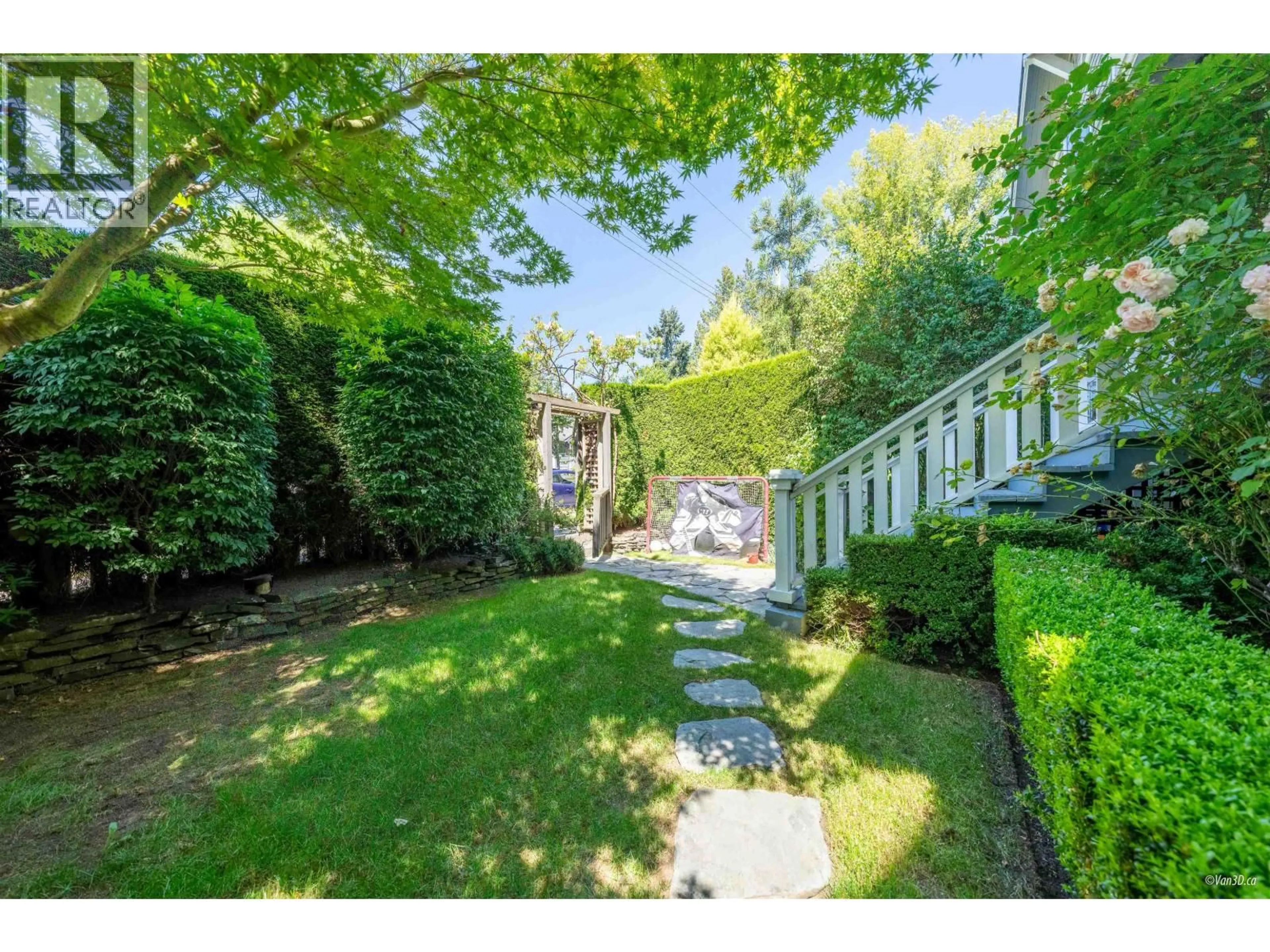 A pic from outside/outdoor area/front of a property/back of a property/a pic from drone, street for 2340 BALACLAVA STREET, Vancouver British Columbia V6K4C7