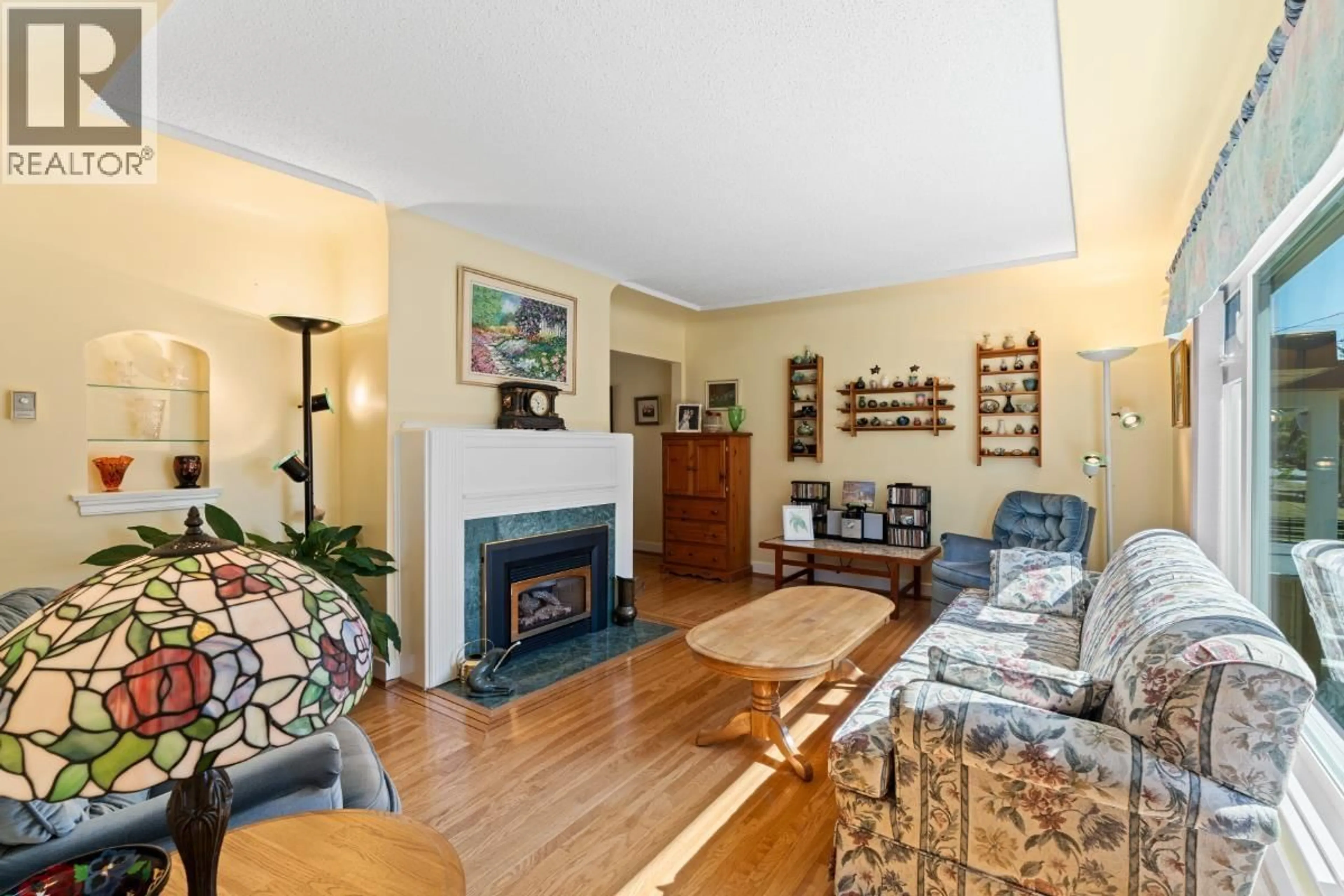 Living room with furniture, unknown for 1415 LONDON STREET, New Westminster British Columbia V3M3C3