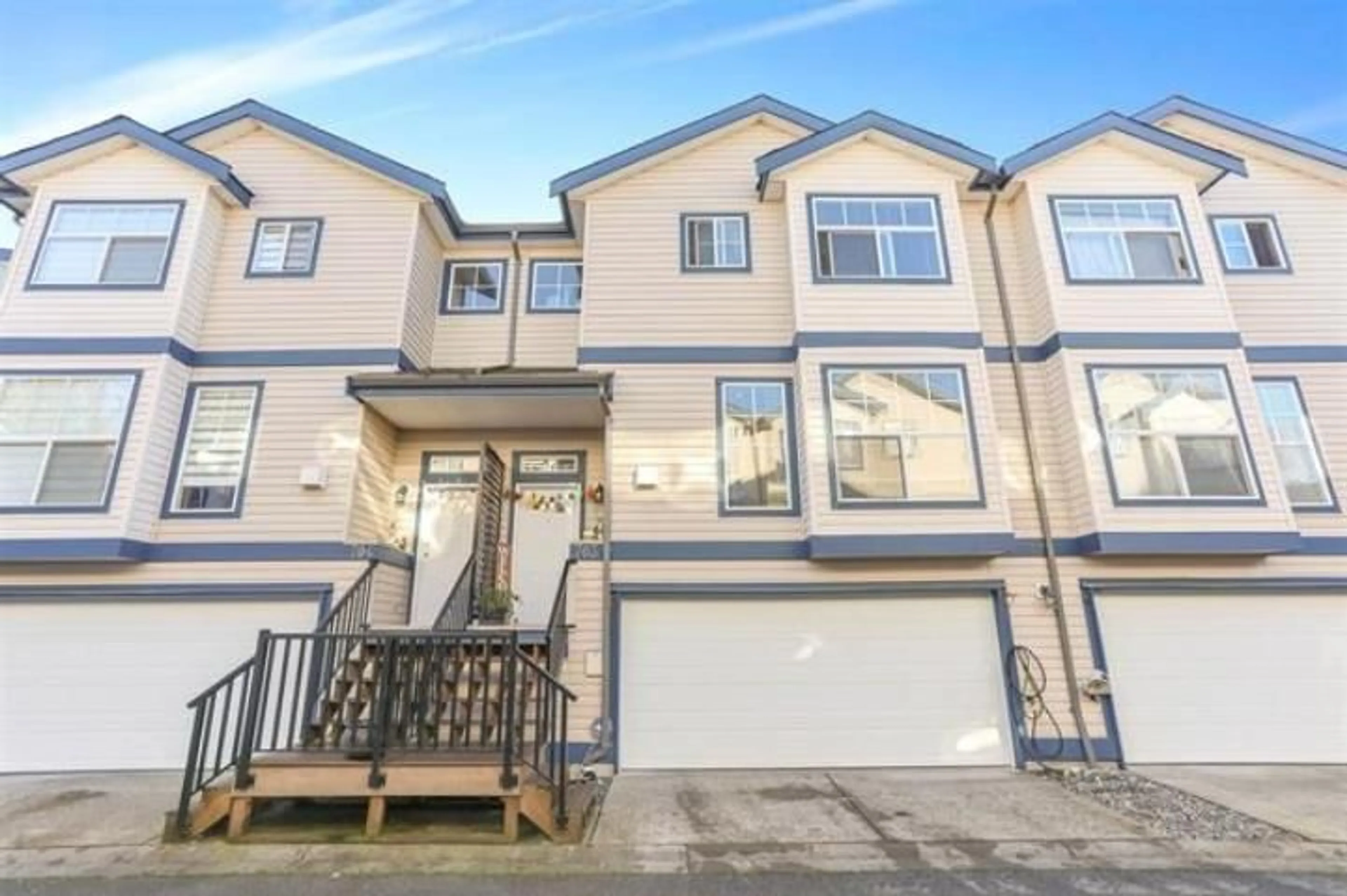 Home with vinyl exterior material, street for 703 - 9118 149, Surrey British Columbia V3R3Z6