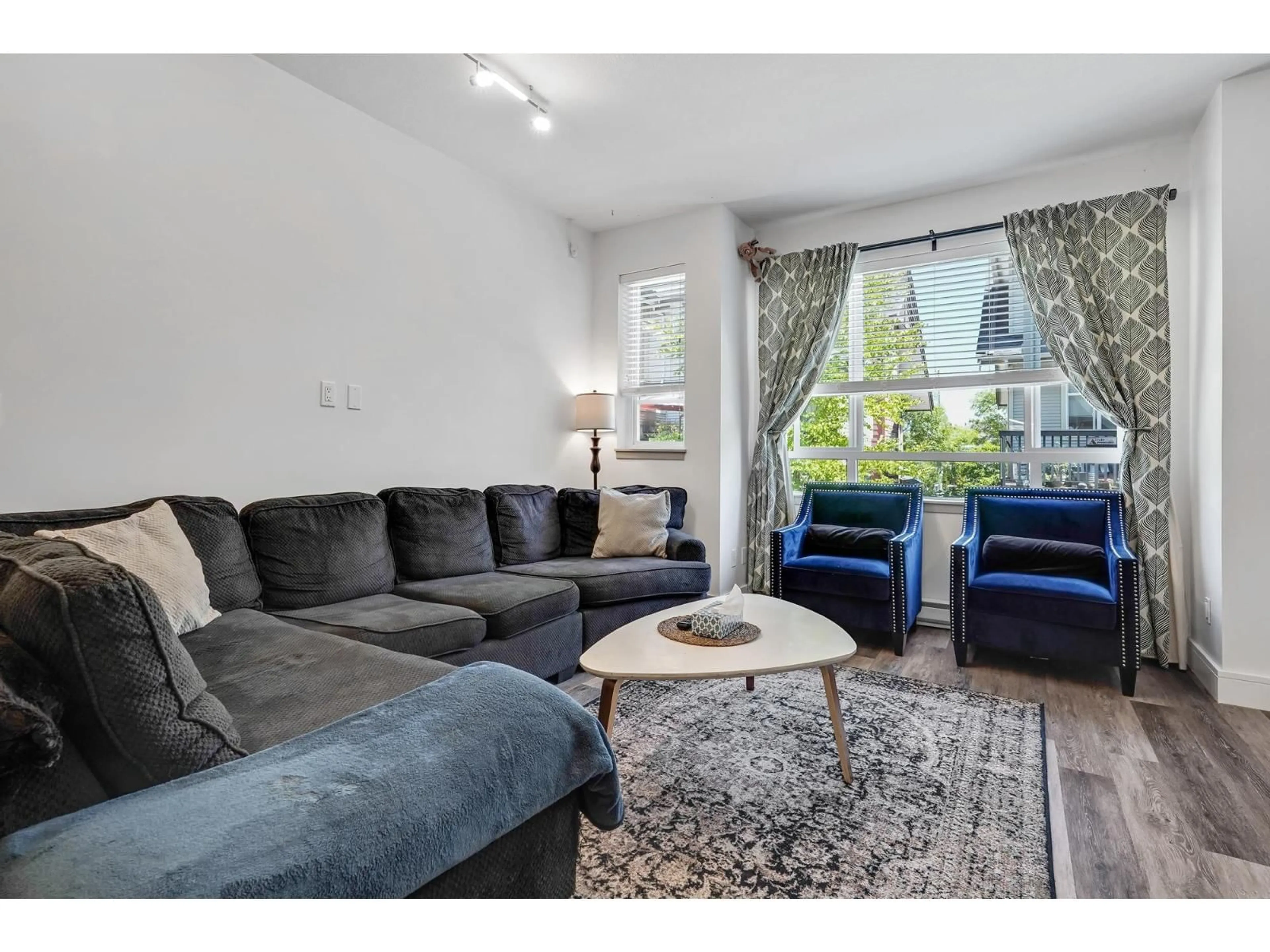 Living room with furniture, wood/laminate floor for 71 - 7088 191, Surrey British Columbia V4N0B4