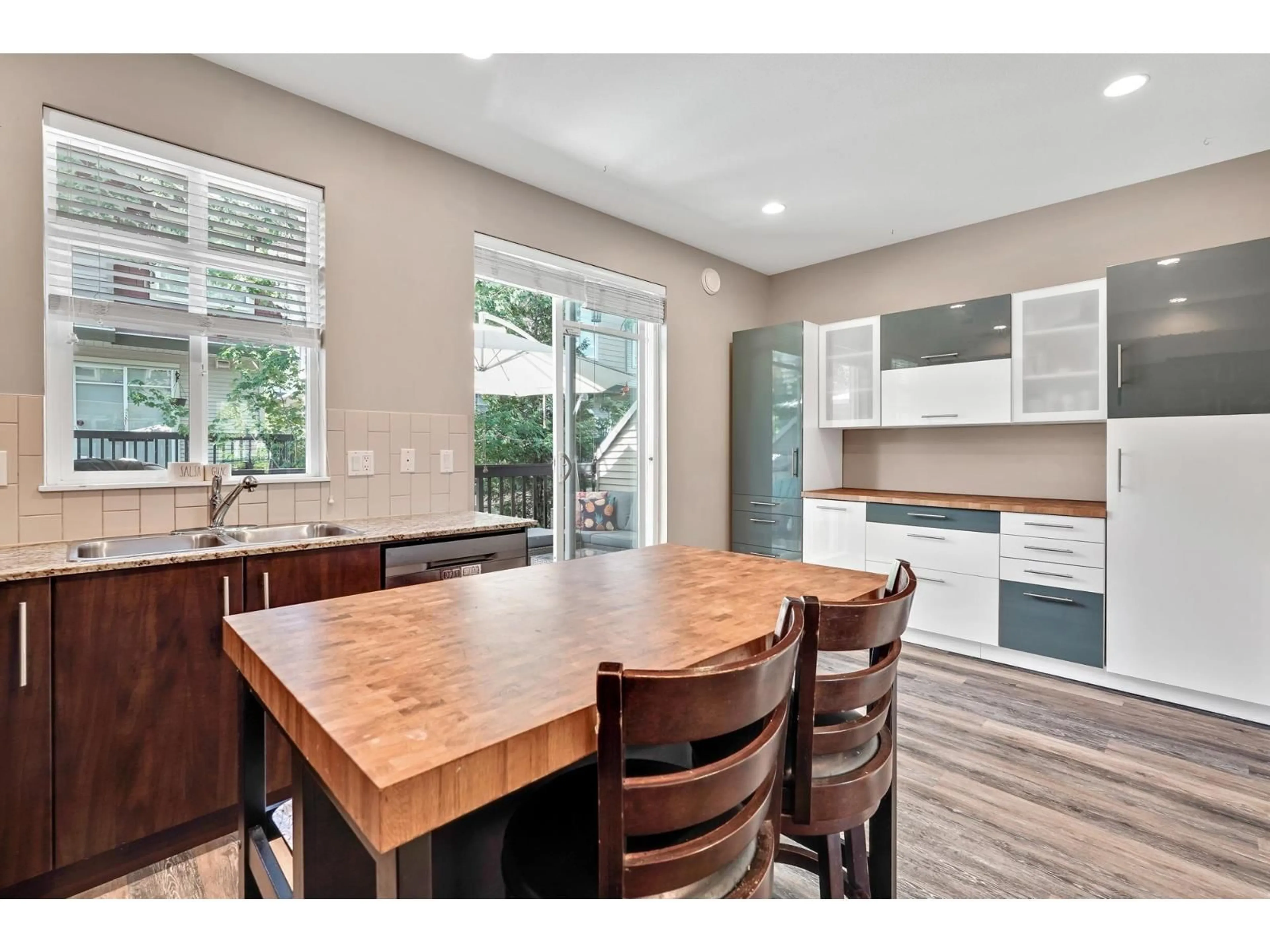 Open concept kitchen, unknown for 71 - 7088 191, Surrey British Columbia V4N0B4