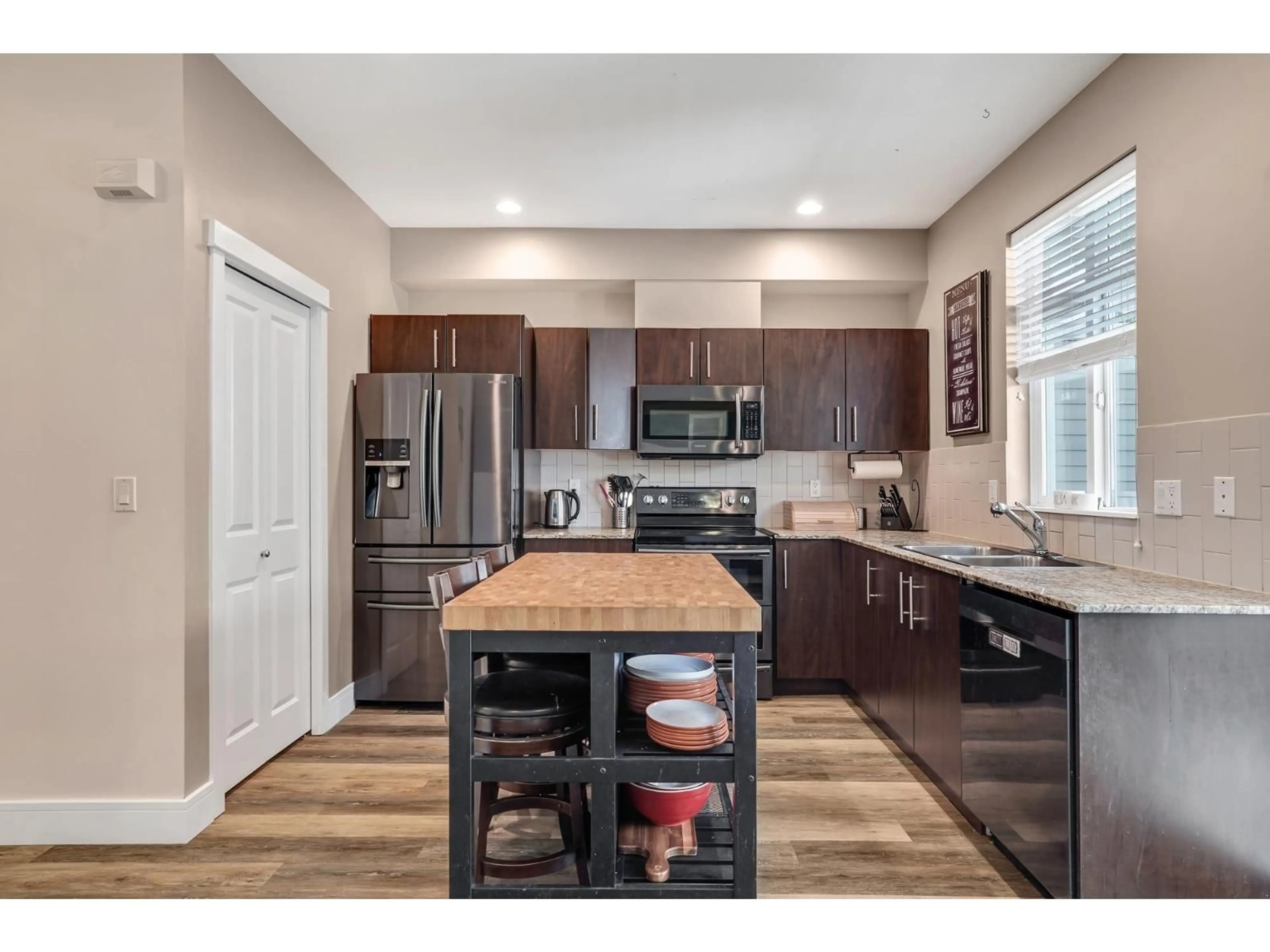 Open concept kitchen, unknown for 71 - 7088 191, Surrey British Columbia V4N0B4