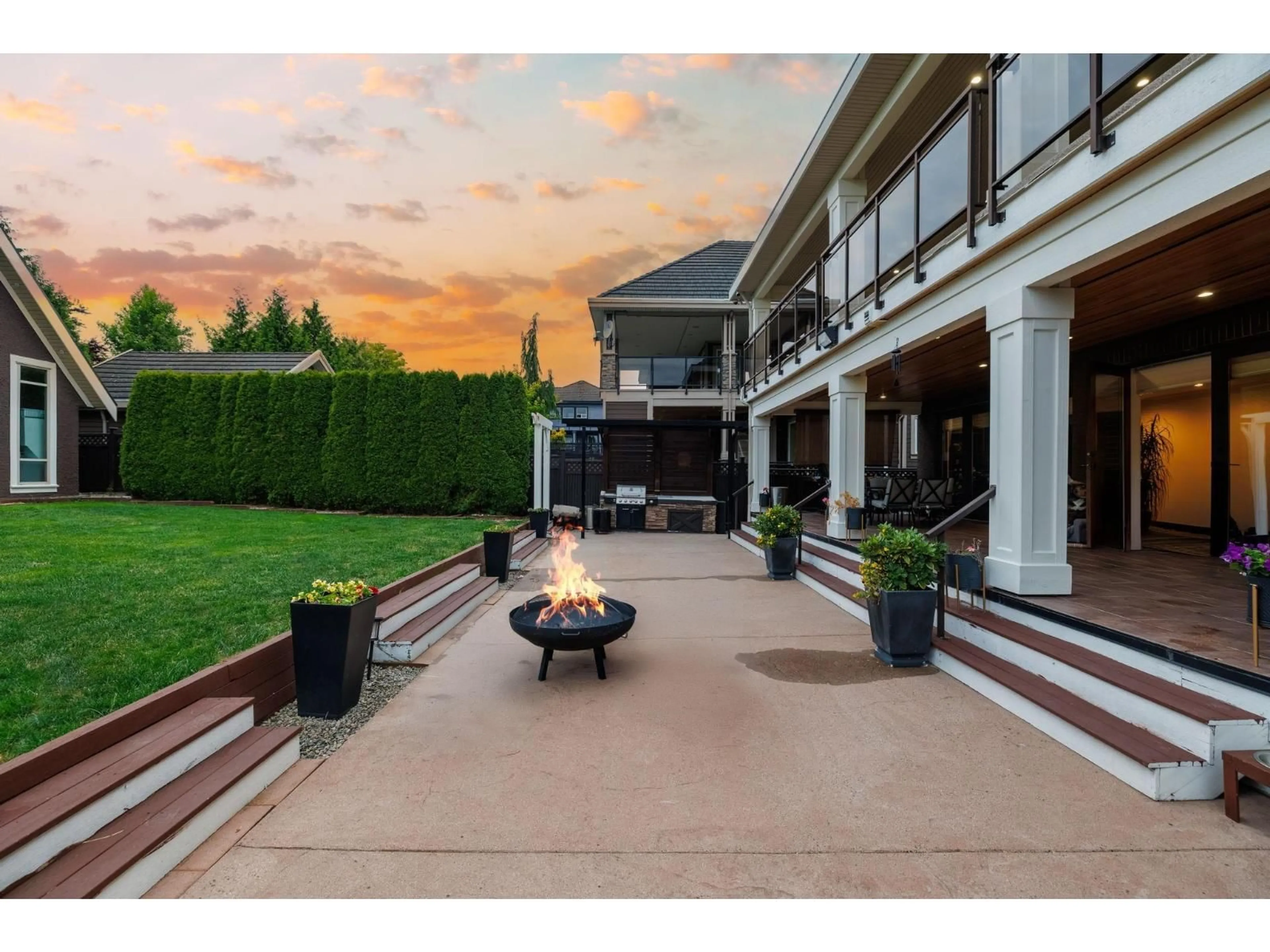 Patio, mountain view for 16450 87A, Surrey British Columbia V4N1E7