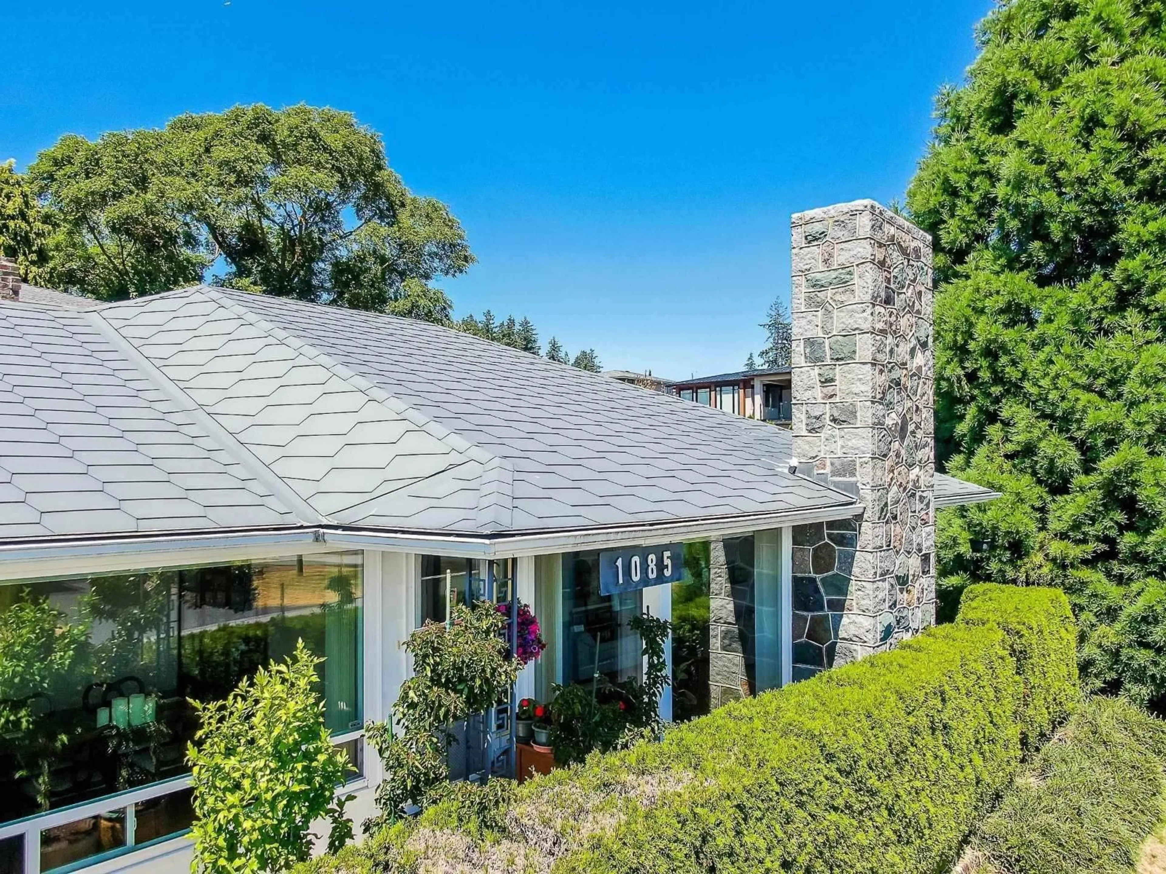 A pic from outside/outdoor area/front of a property/back of a property/a pic from drone, unknown for 1085 BALSAM, White Rock British Columbia V4B4J4