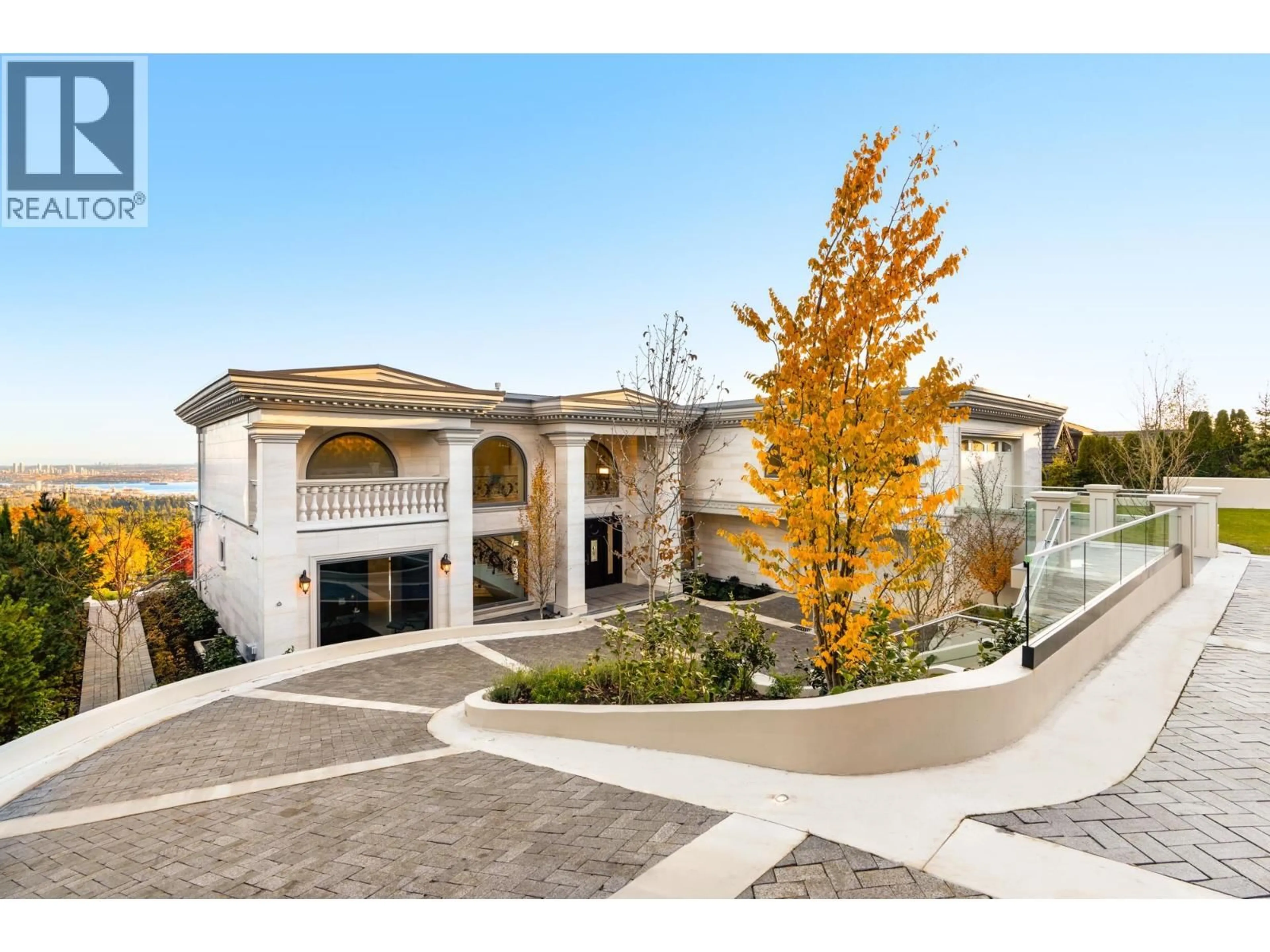 A pic from outside/outdoor area/front of a property/back of a property/a pic from drone, street for 1022 EYREMOUNT DRIVE, West Vancouver British Columbia V7S2B3